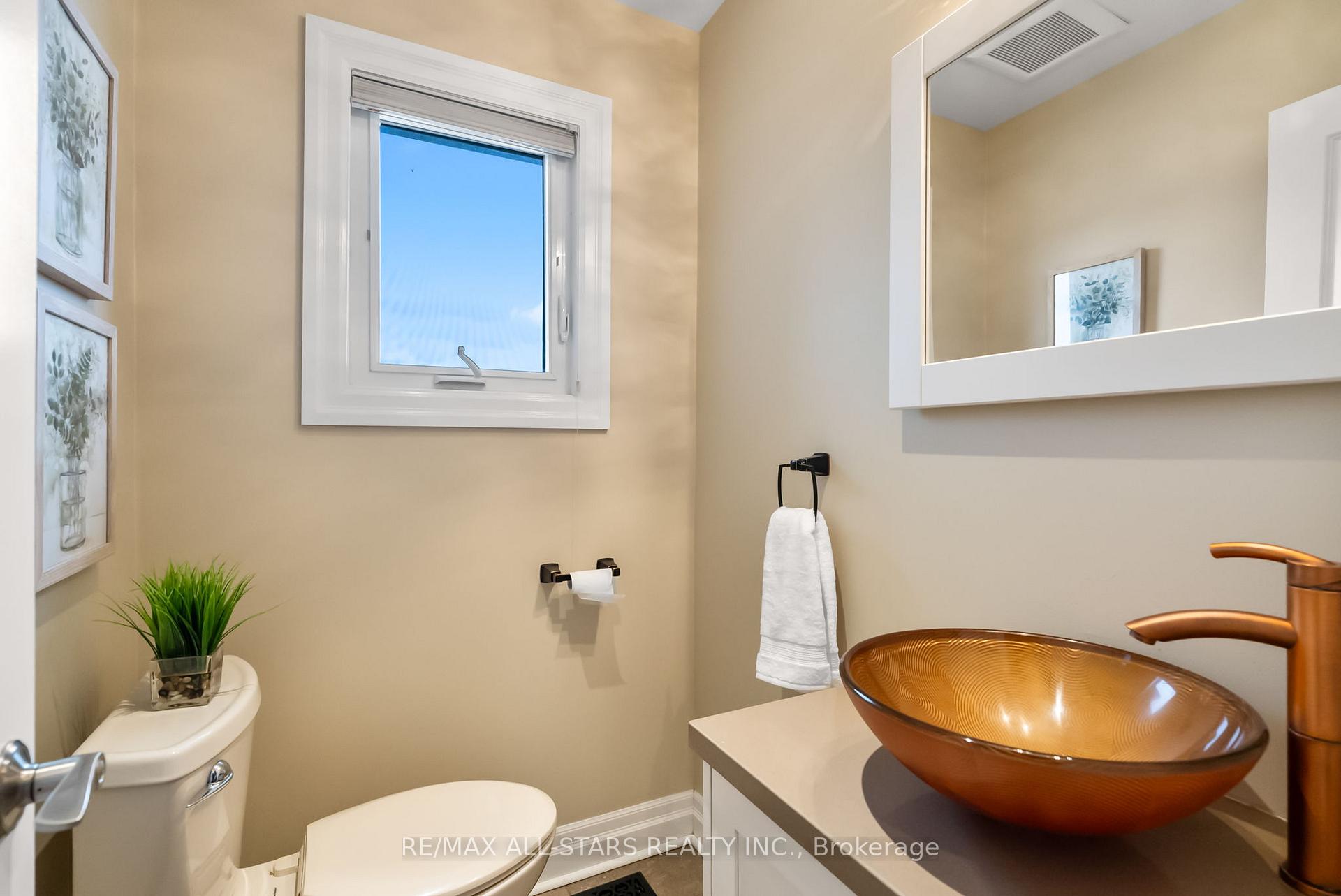 Photo 17 of 23 Silver Spring Crescent, Uxbridge, Rural Uxbridge — HOMEH
