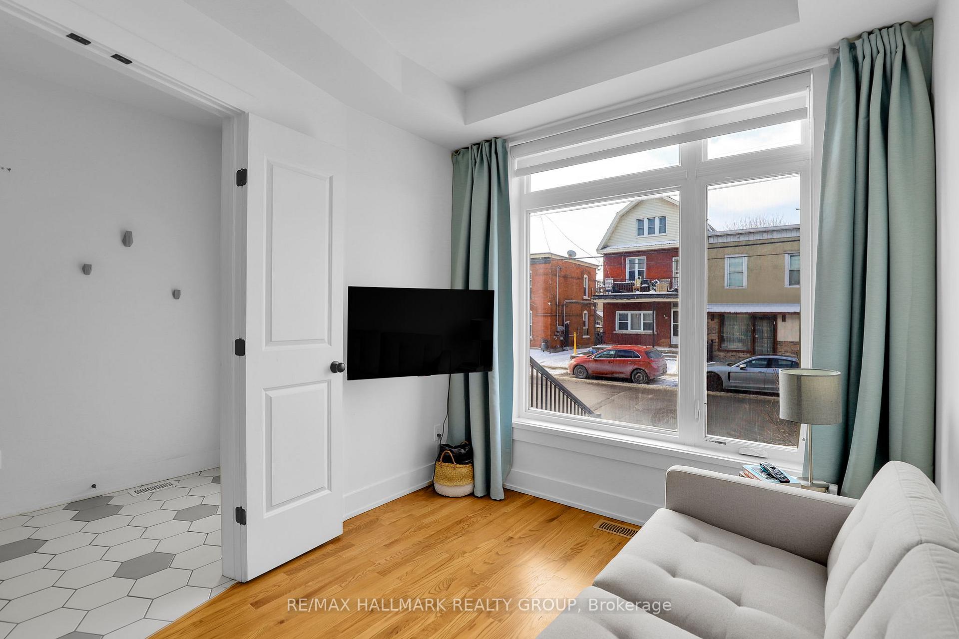 Photo 5 of 353B Booth Street, Ottawa, West Centre Town — HOMEH