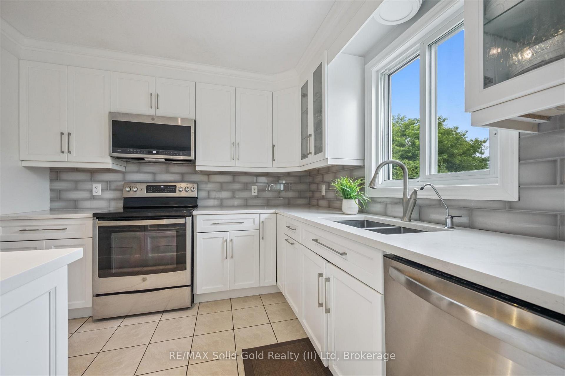 Photo 14 of 227 Buttercup Court, Waterloo — HOMEH
