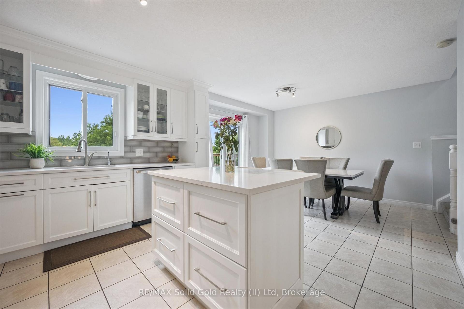 Photo 16 of 227 Buttercup Court, Waterloo — HOMEH