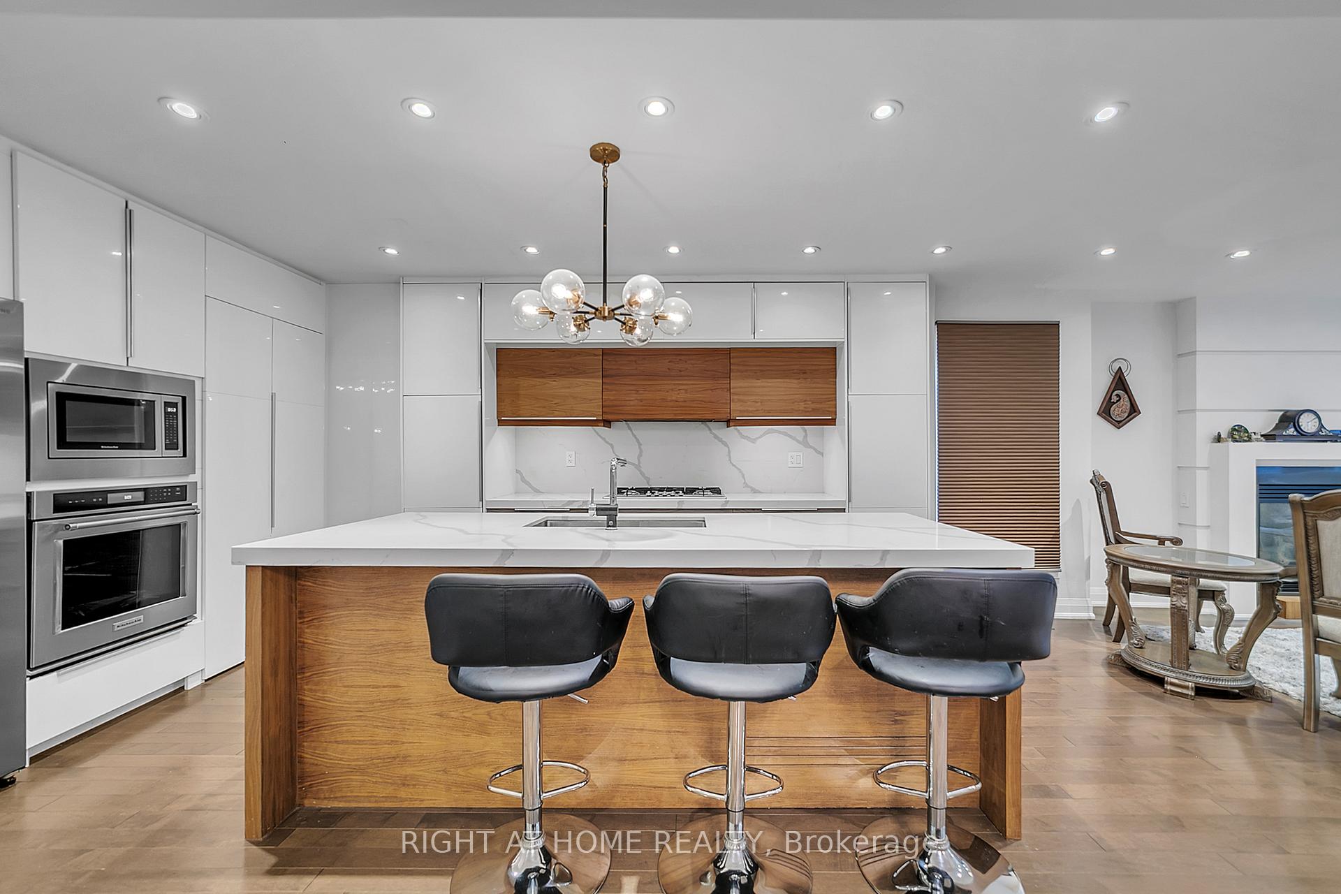 Photo 1 of 302 Mullen Drive, Vaughan, Brownridge — HOMEH