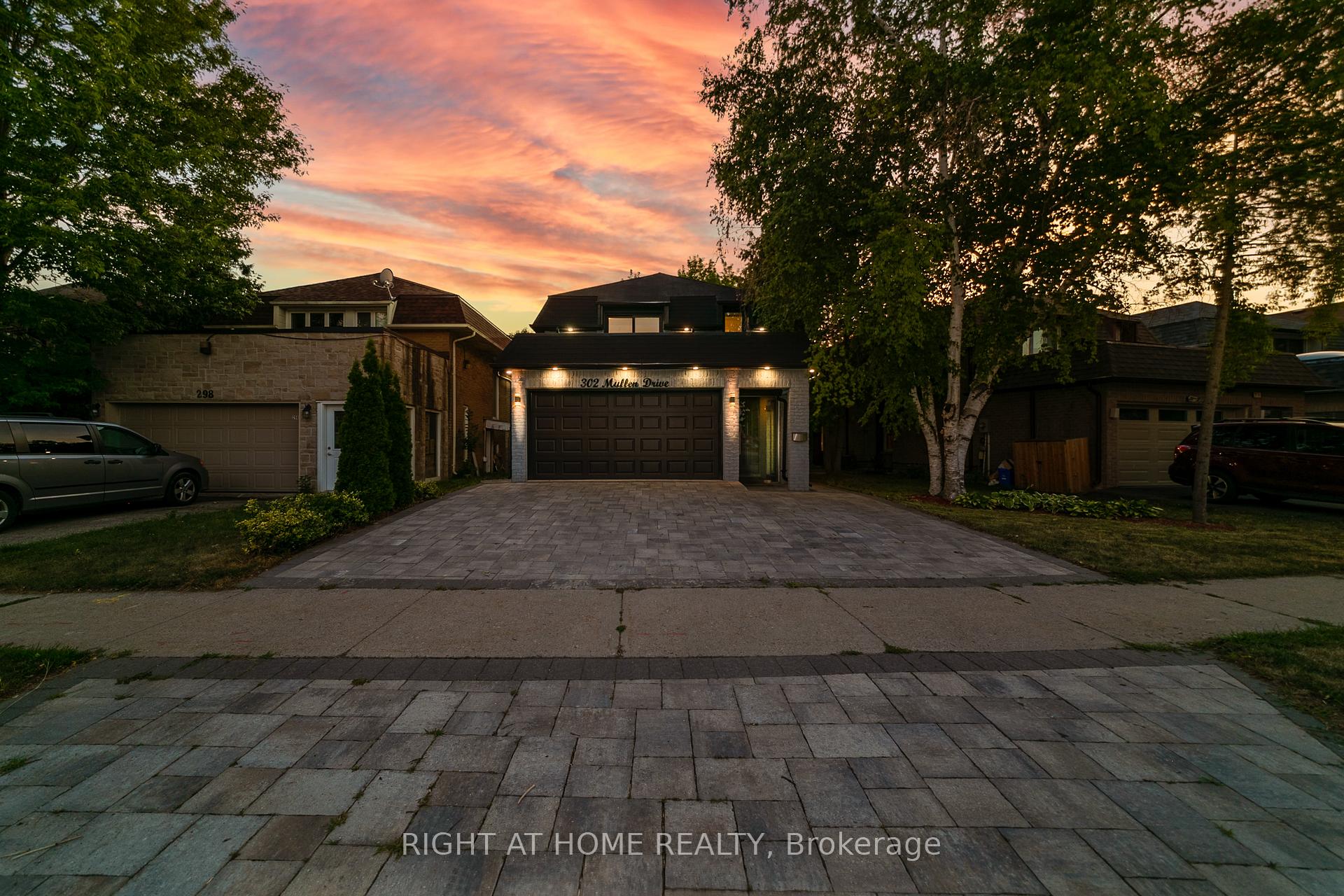 Photo 2 of 302 Mullen Drive, Vaughan, Brownridge — HOMEH