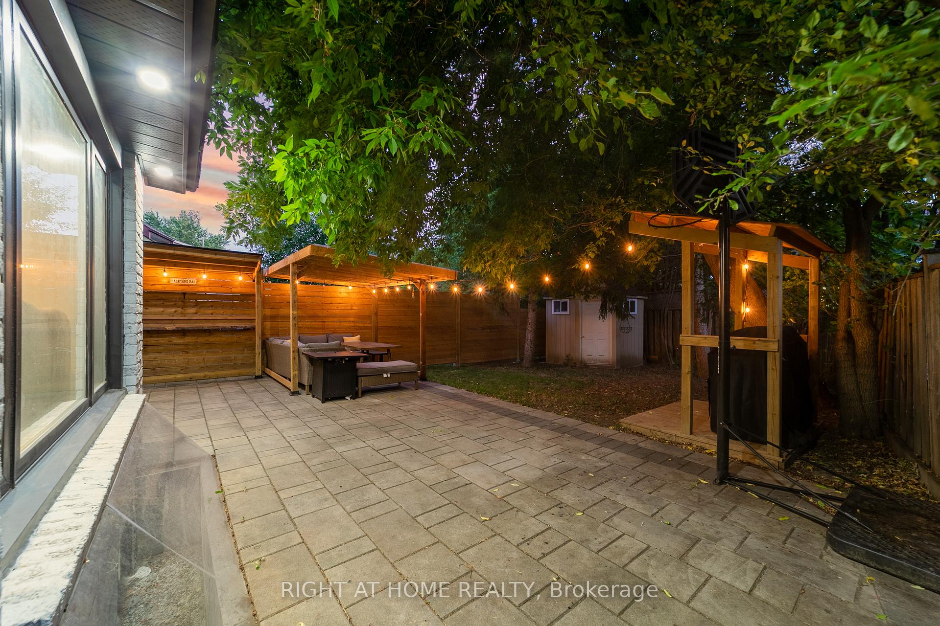 Photo 3 of 302 Mullen Drive, Vaughan, Brownridge — HOMEH