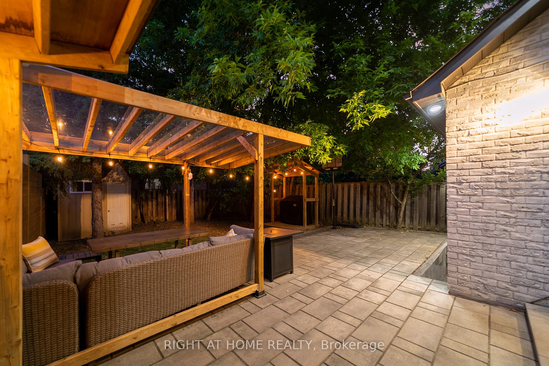 Photo 4 of 302 Mullen Drive, Vaughan, Brownridge — HOMEH