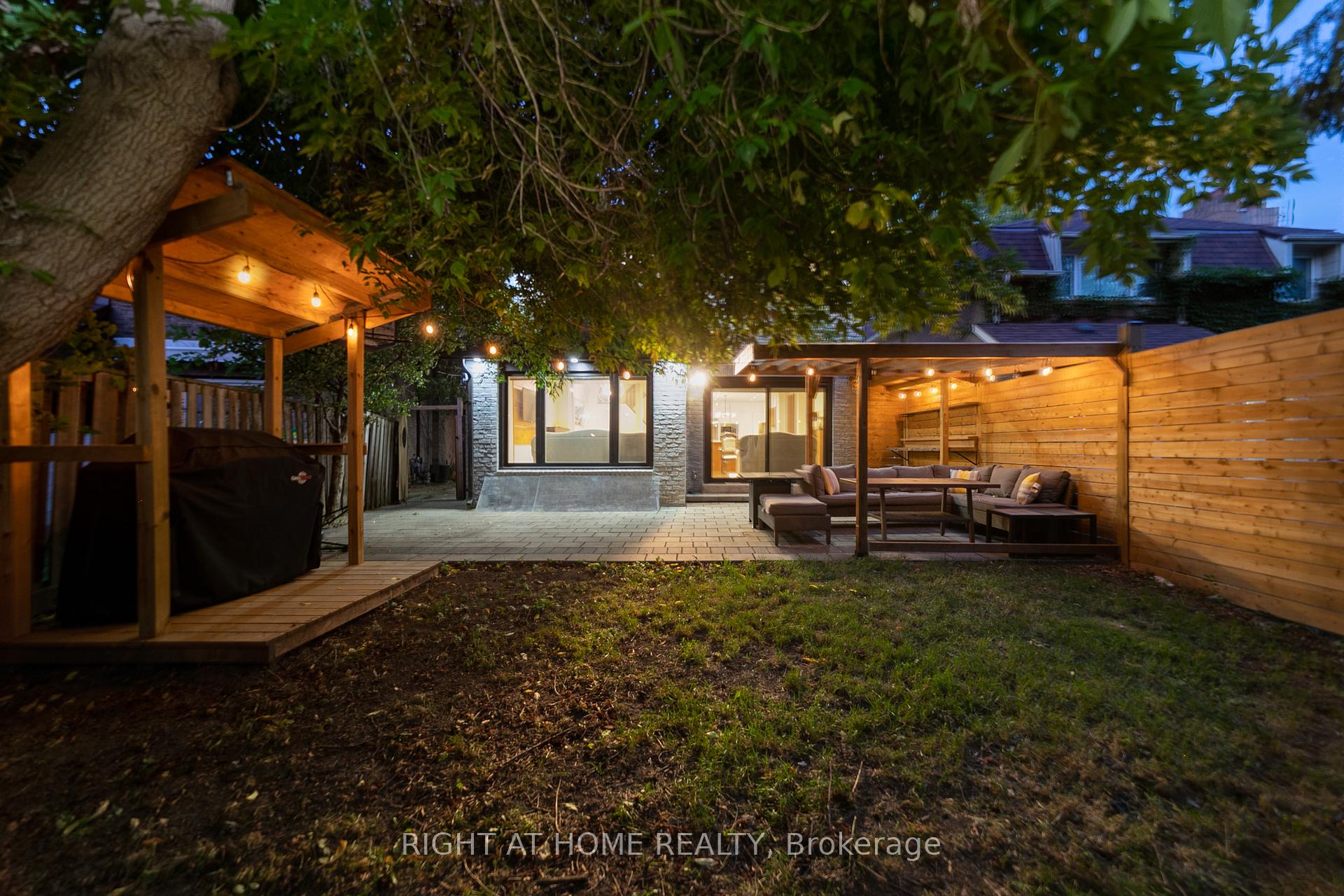 Photo 5 of 302 Mullen Drive, Vaughan, Brownridge — HOMEH