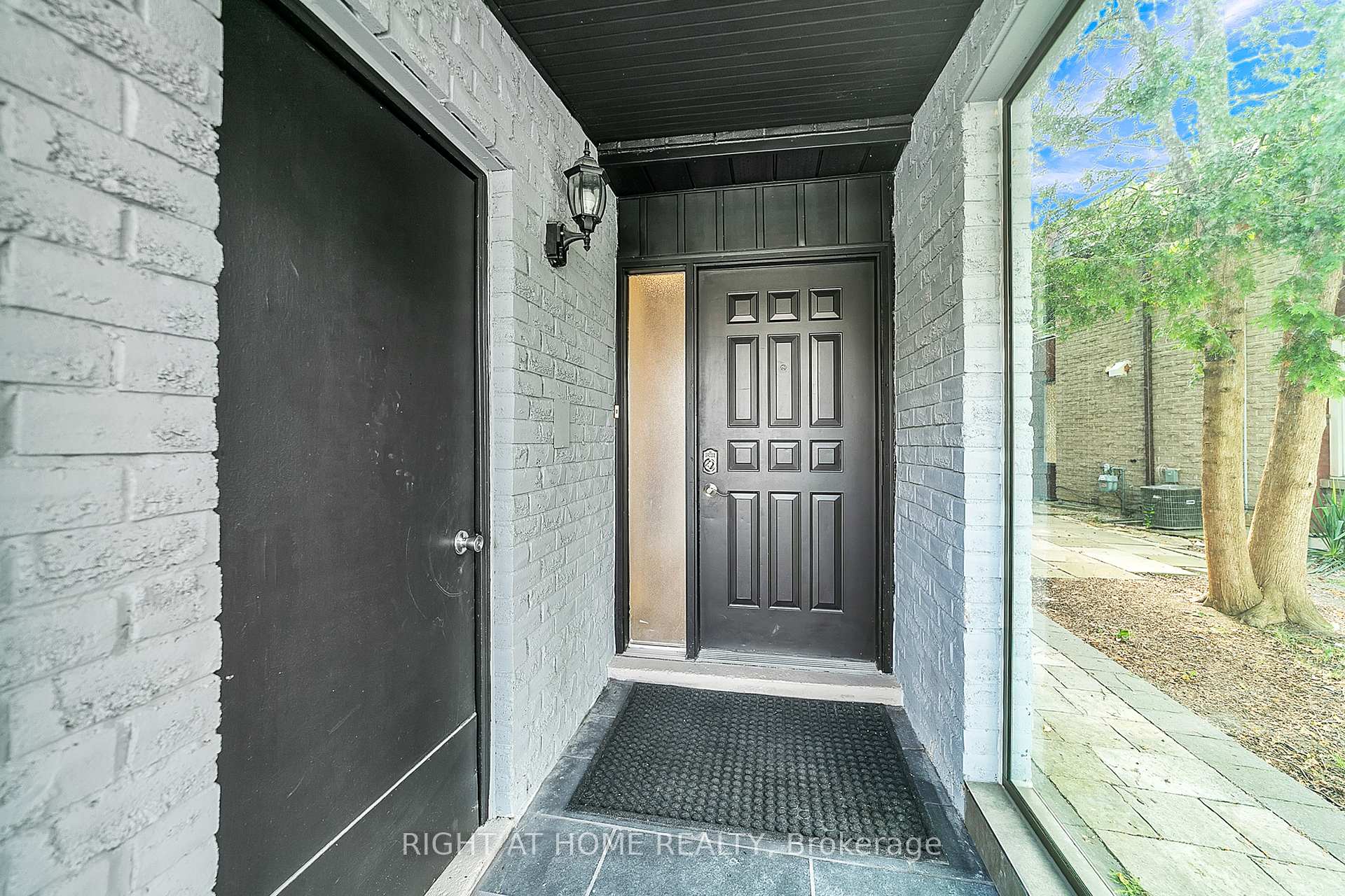 Photo 7 of 302 Mullen Drive, Vaughan, Brownridge — HOMEH