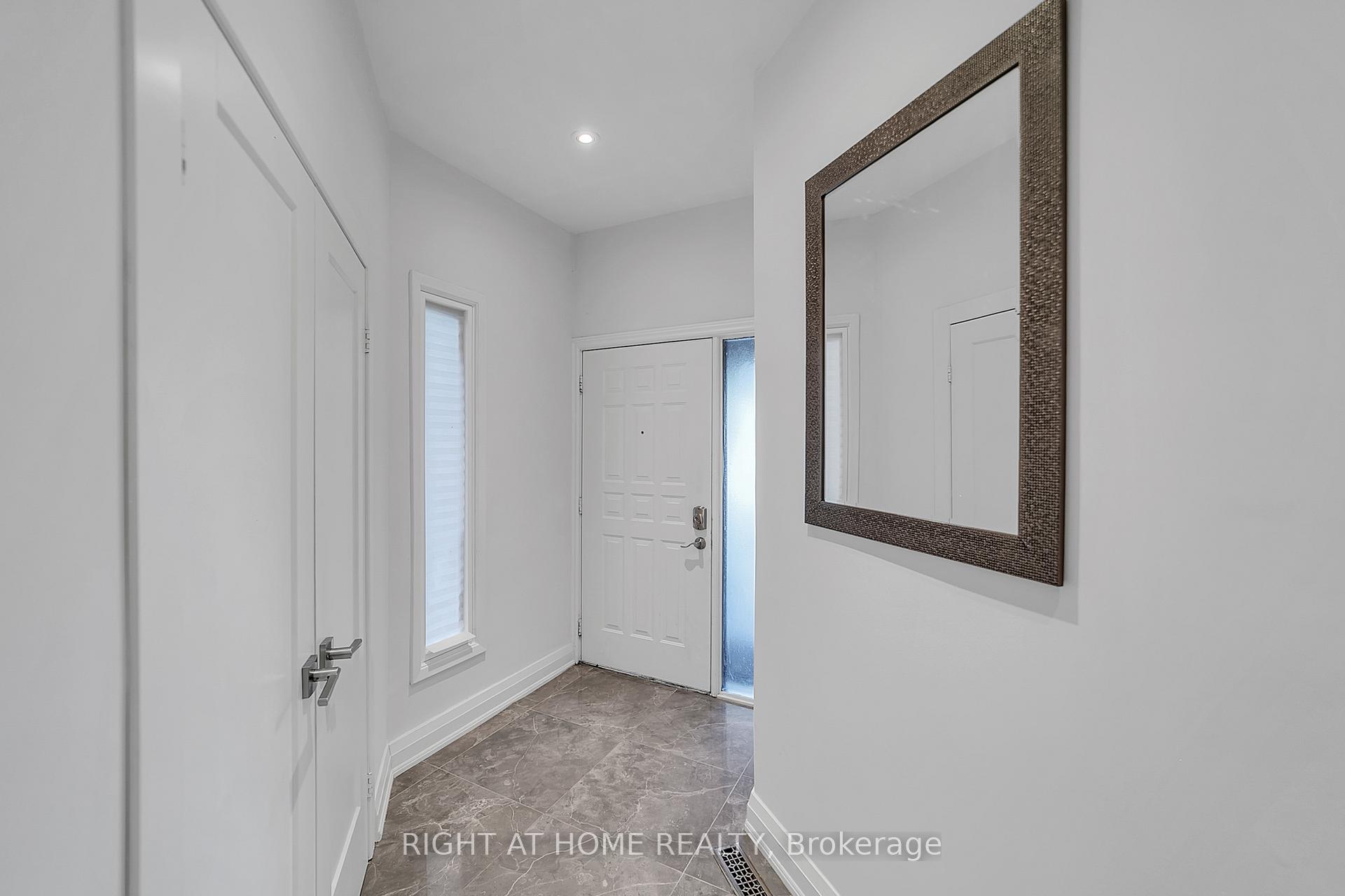Photo 8 of 302 Mullen Drive, Vaughan, Brownridge — HOMEH