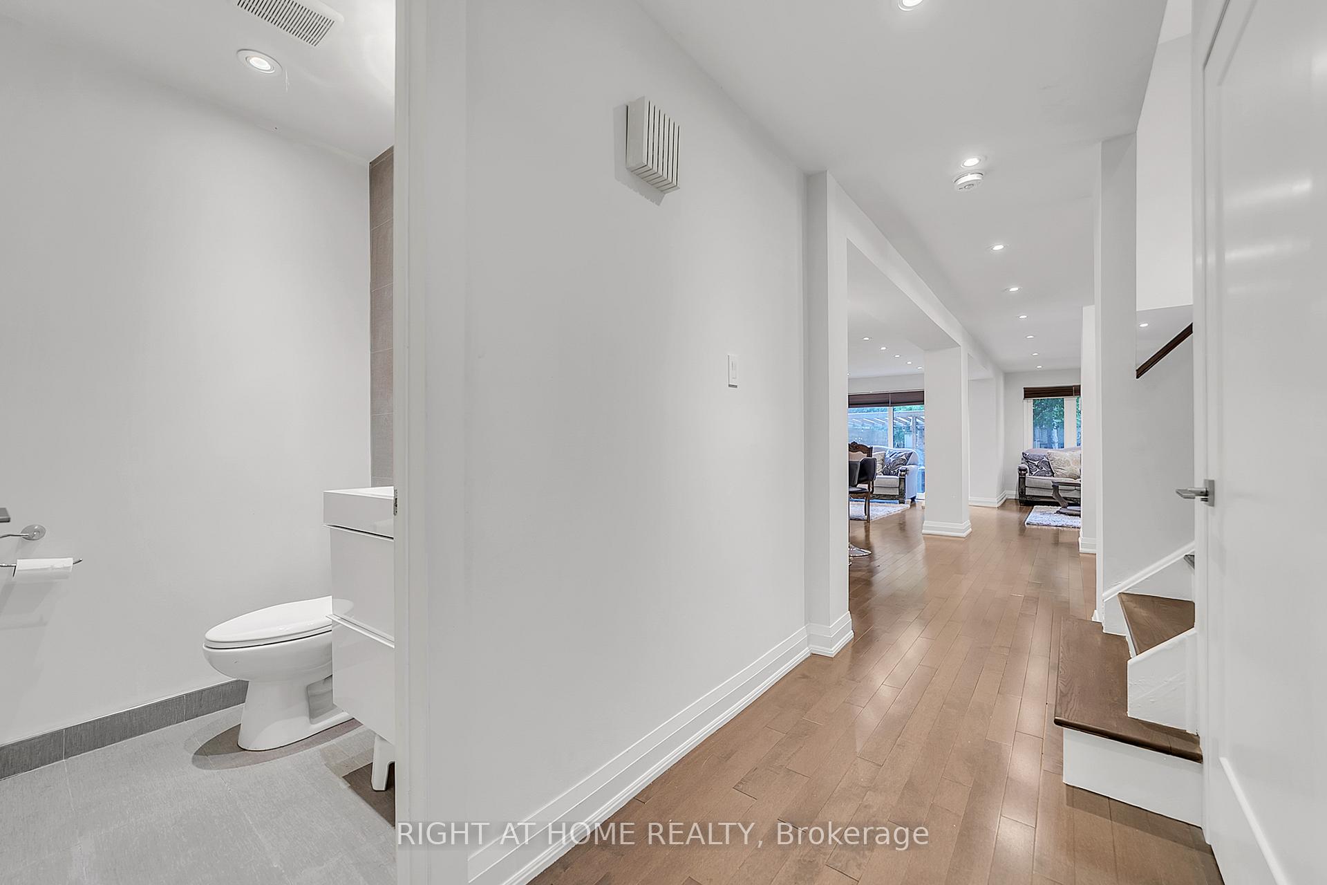 Photo 10 of 302 Mullen Drive, Vaughan, Brownridge — HOMEH