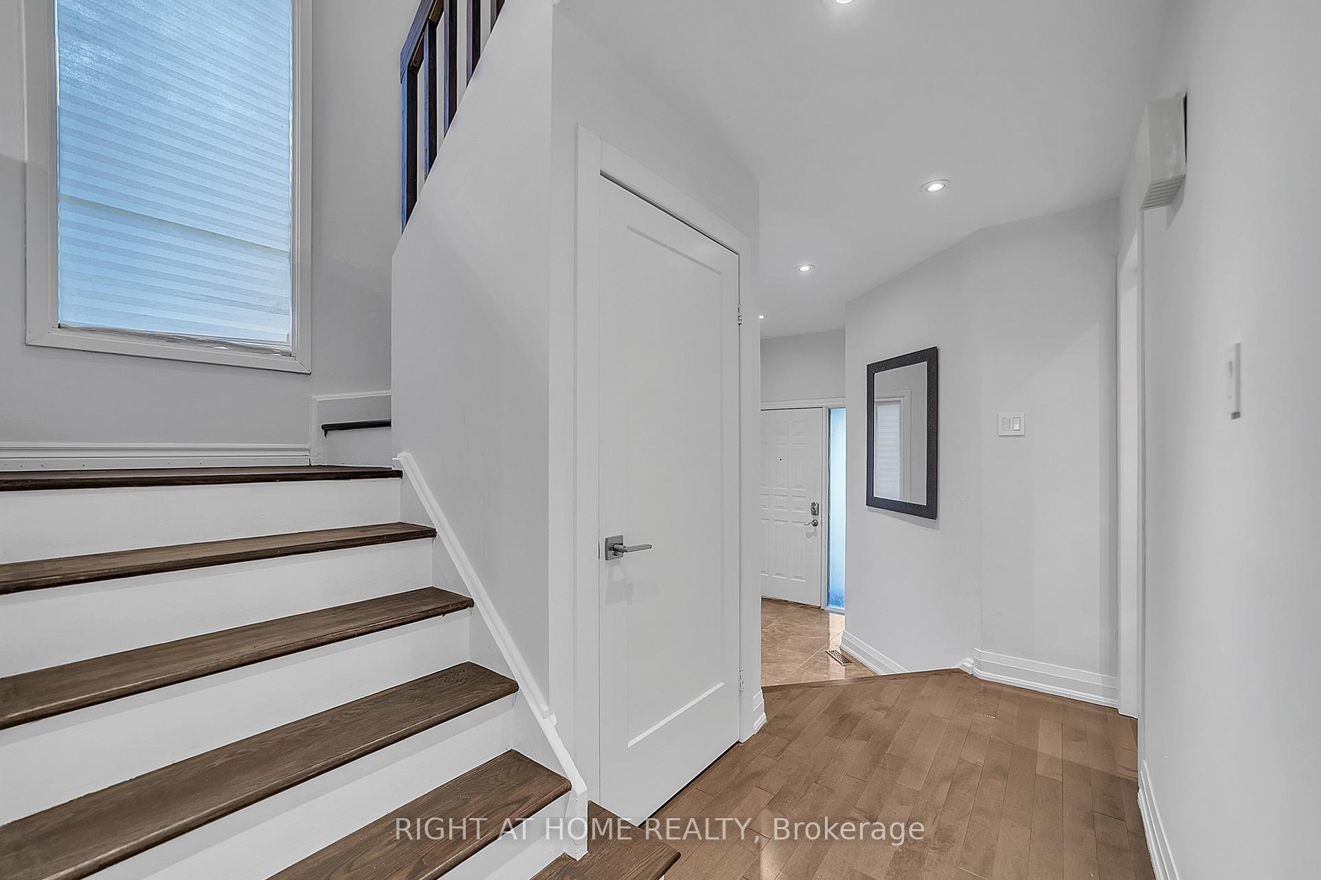 Photo 11 of 302 Mullen Drive, Vaughan, Brownridge — HOMEH