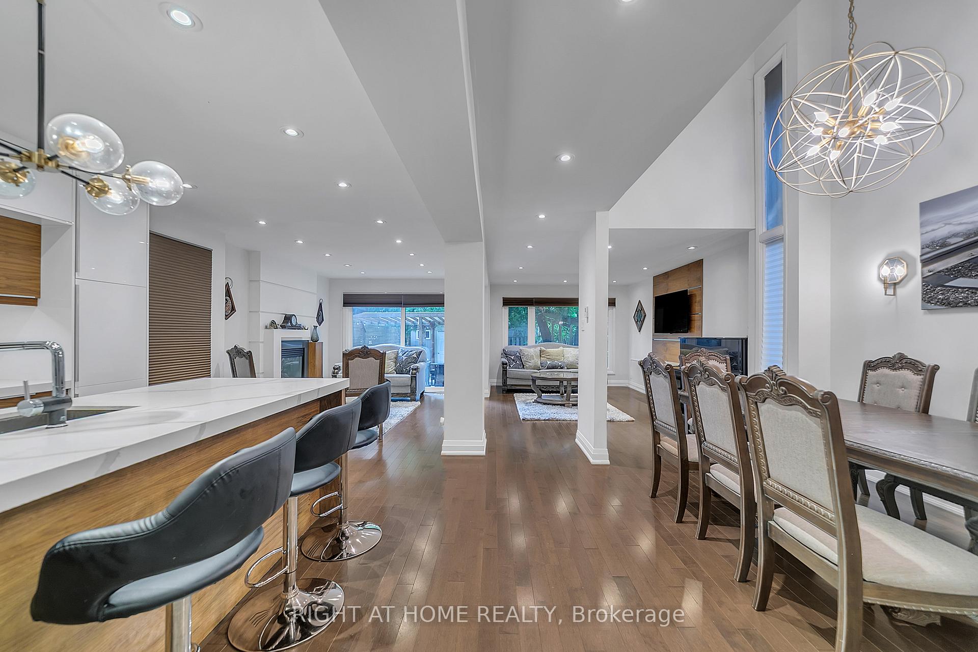 Photo 12 of 302 Mullen Drive, Vaughan, Brownridge — HOMEH