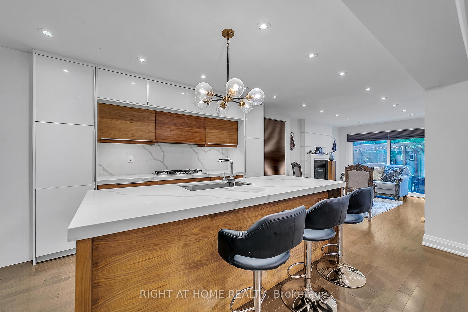Photo 13 of 302 Mullen Drive, Vaughan, Brownridge — HOMEH