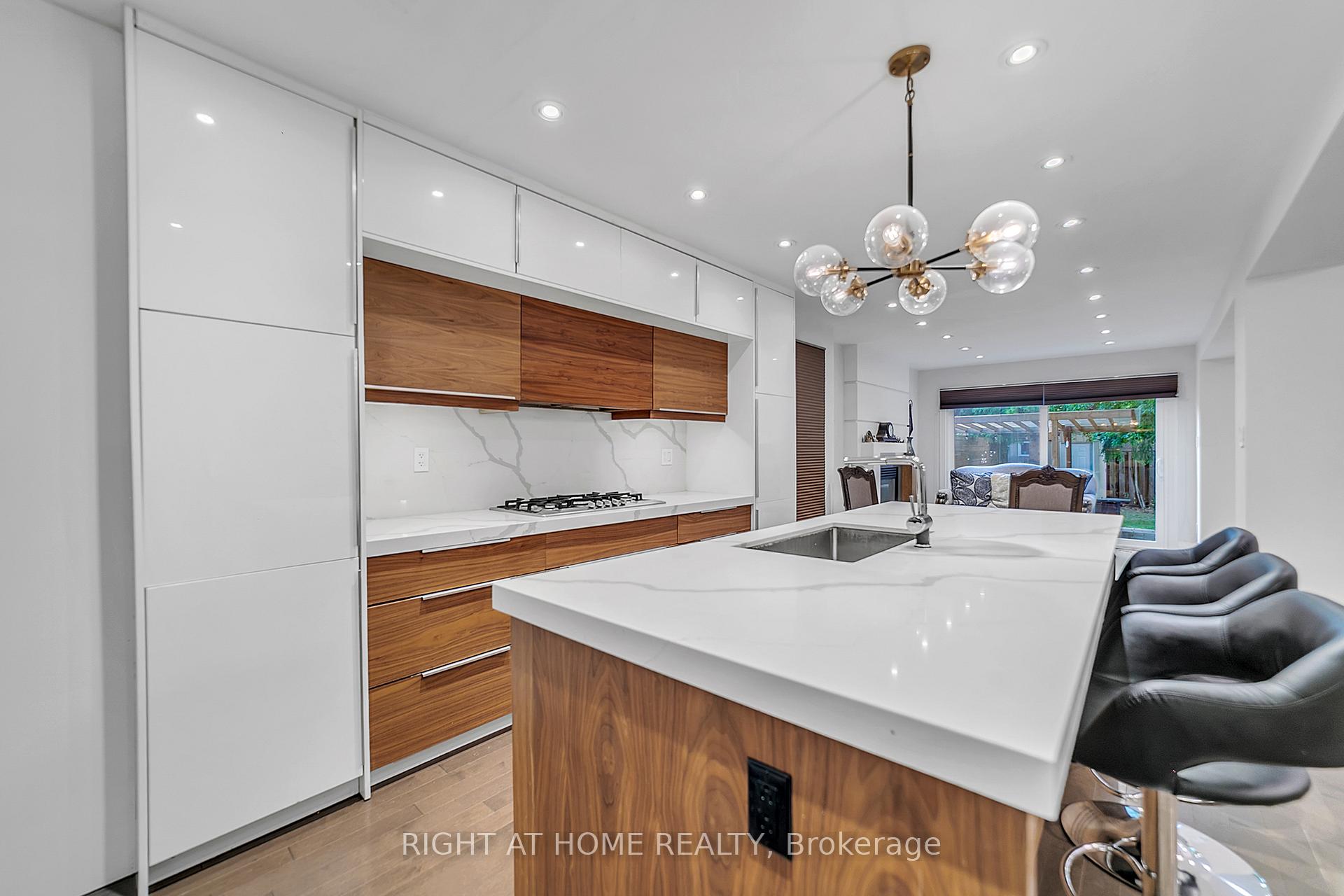 Photo 14 of 302 Mullen Drive, Vaughan, Brownridge — HOMEH
