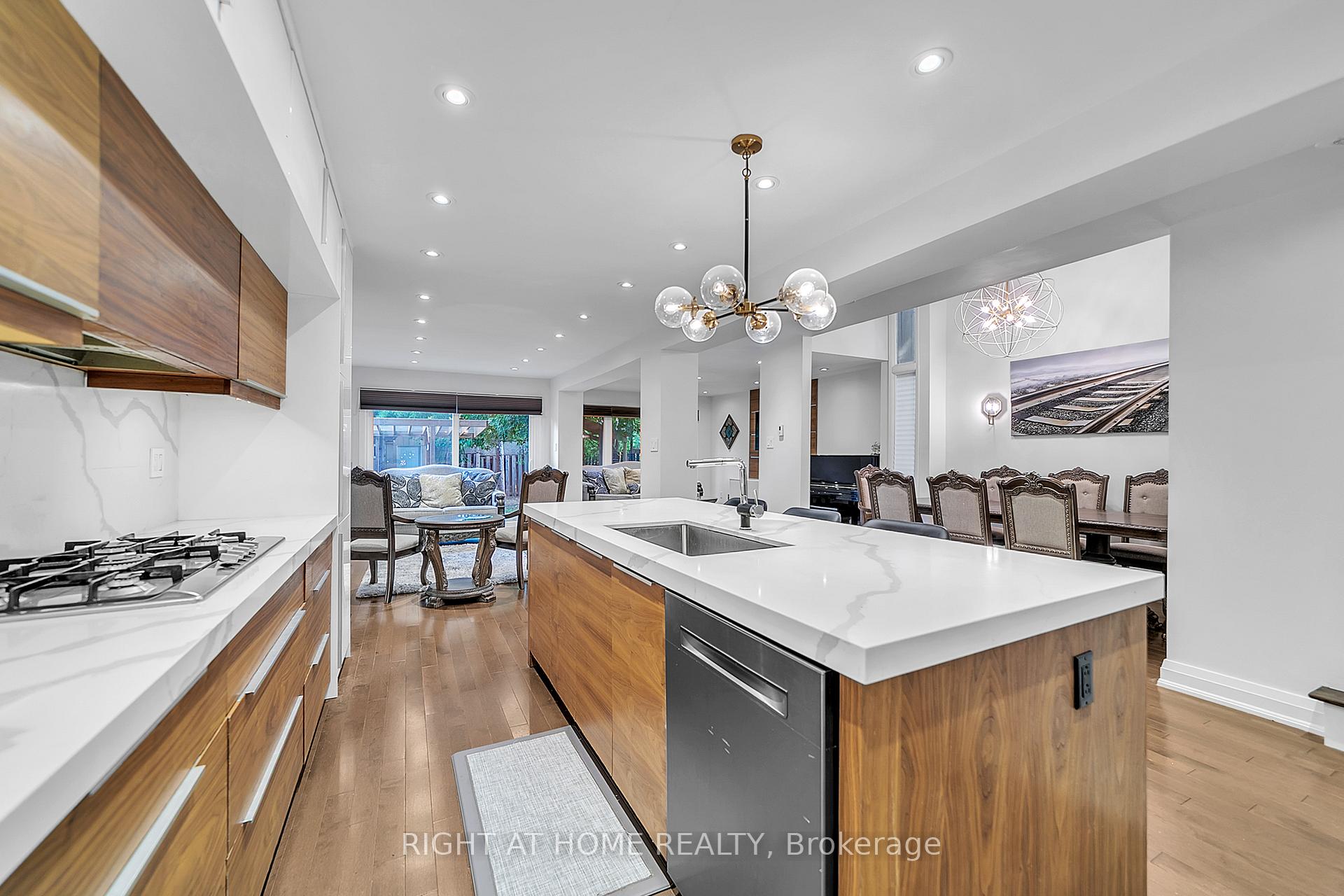 Photo 15 of 302 Mullen Drive, Vaughan, Brownridge — HOMEH