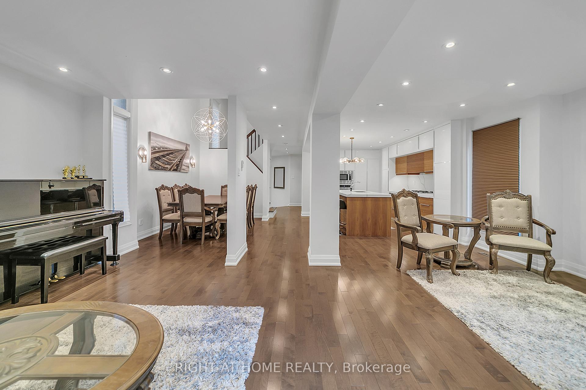 Photo 20 of 302 Mullen Drive, Vaughan, Brownridge — HOMEH