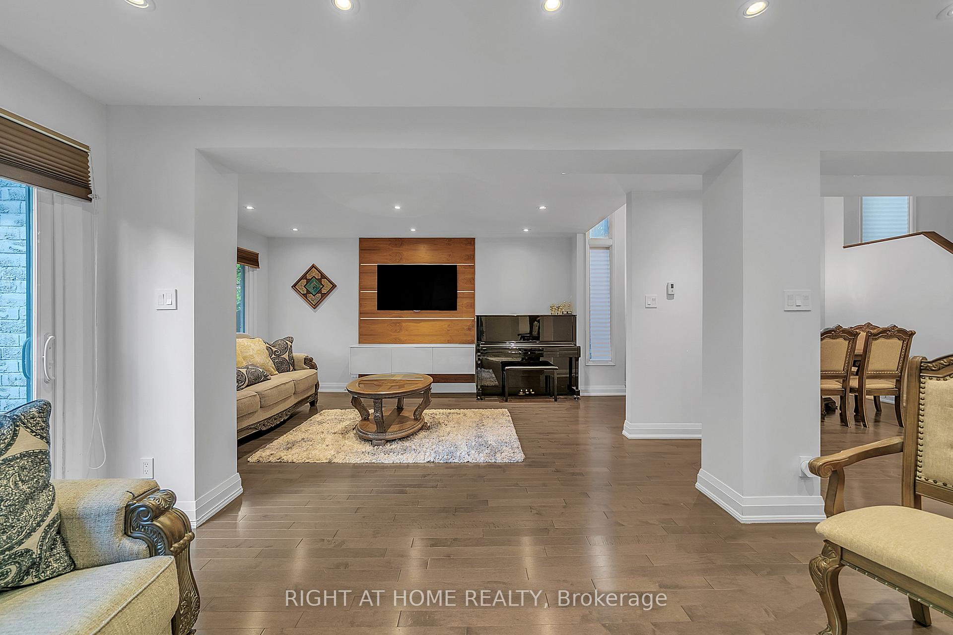 Photo 23 of 302 Mullen Drive, Vaughan, Brownridge — HOMEH
