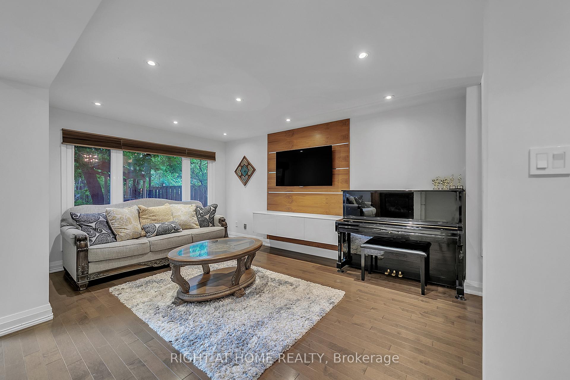 Photo 24 of 302 Mullen Drive, Vaughan, Brownridge — HOMEH