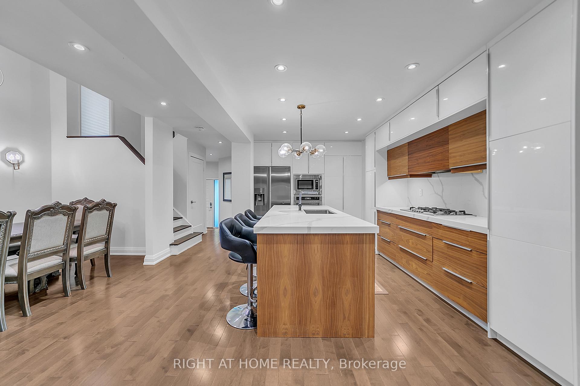 Photo 25 of 302 Mullen Drive, Vaughan, Brownridge — HOMEH