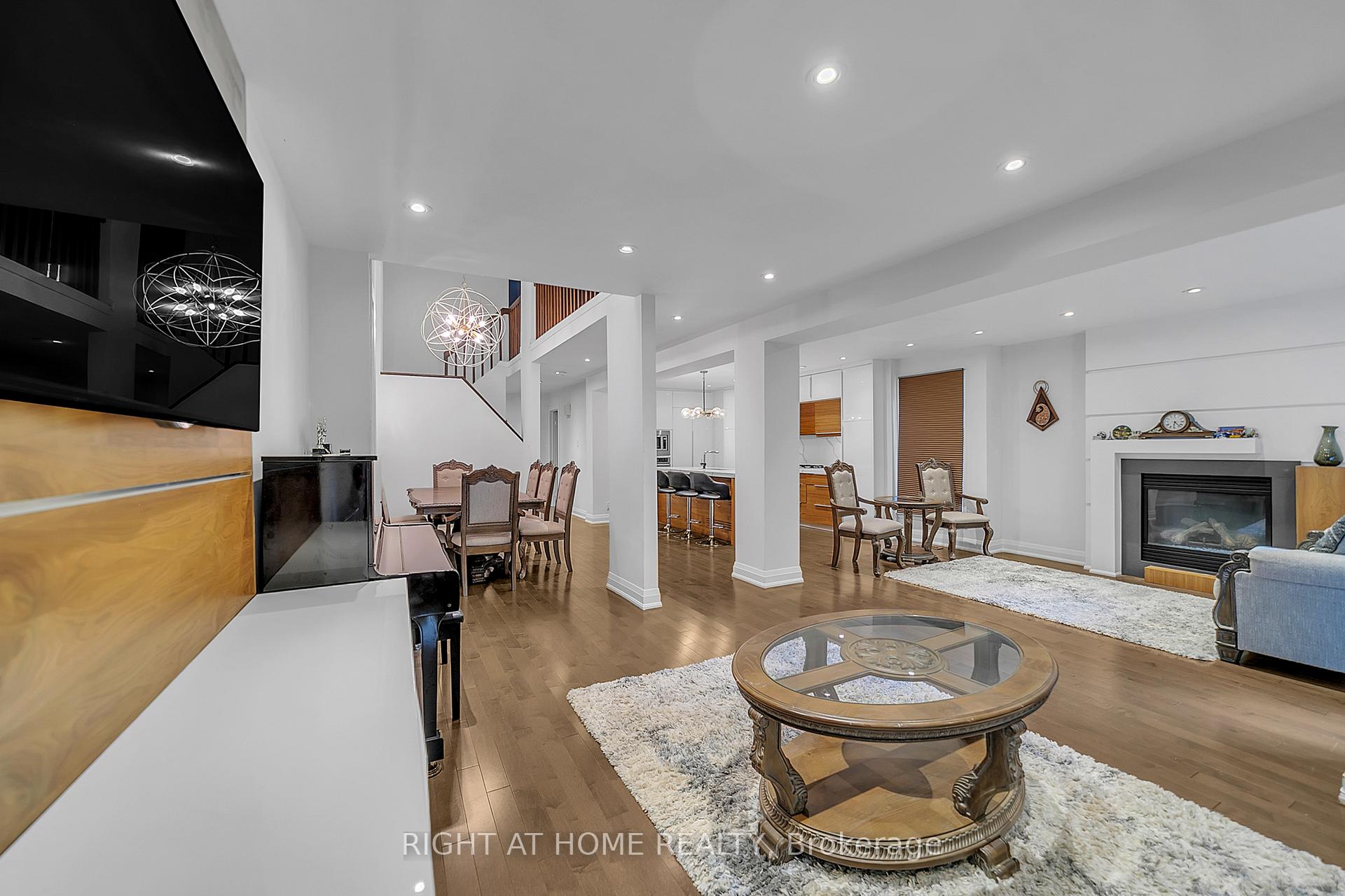 Photo 26 of 302 Mullen Drive, Vaughan, Brownridge — HOMEH