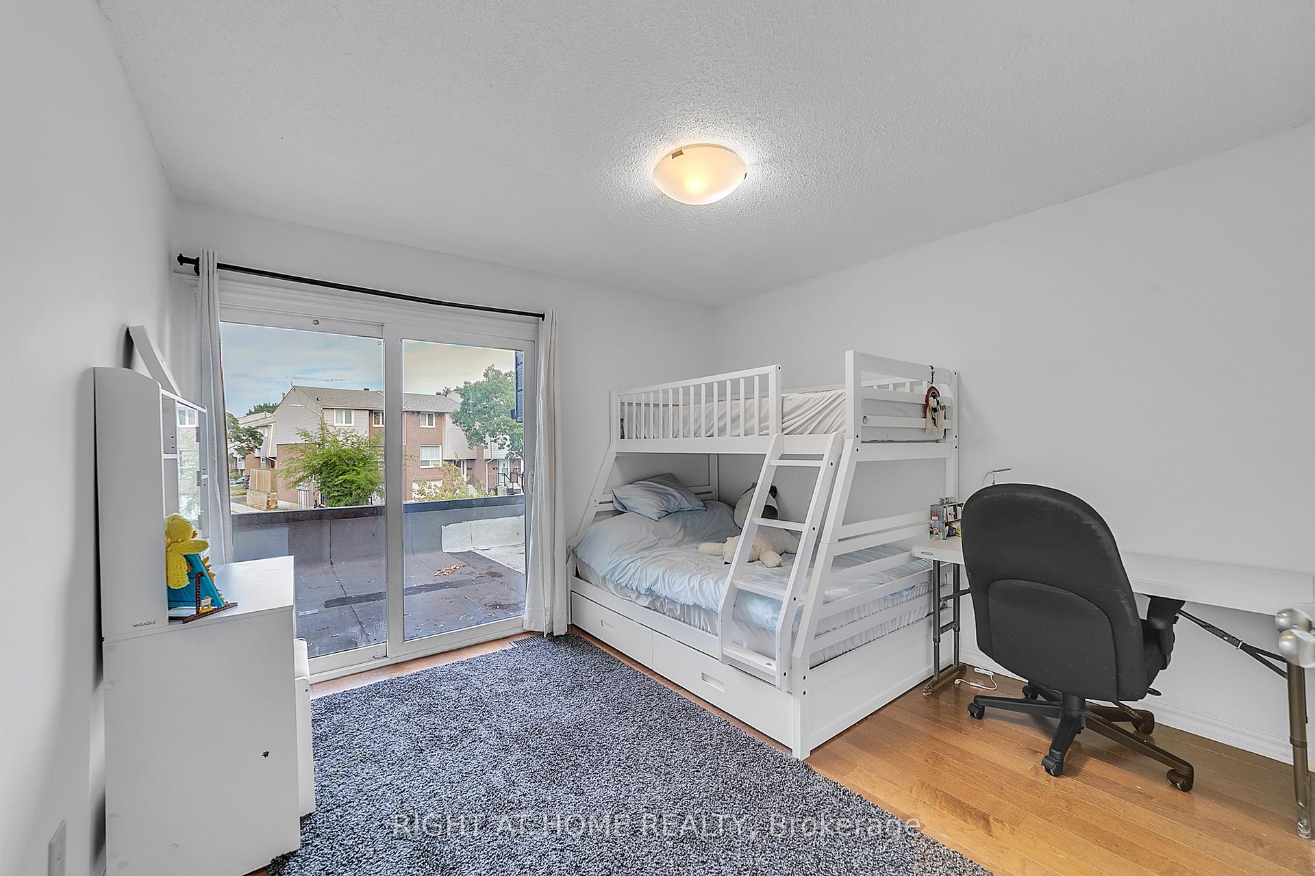 Photo 33 of 302 Mullen Drive, Vaughan, Brownridge — HOMEH