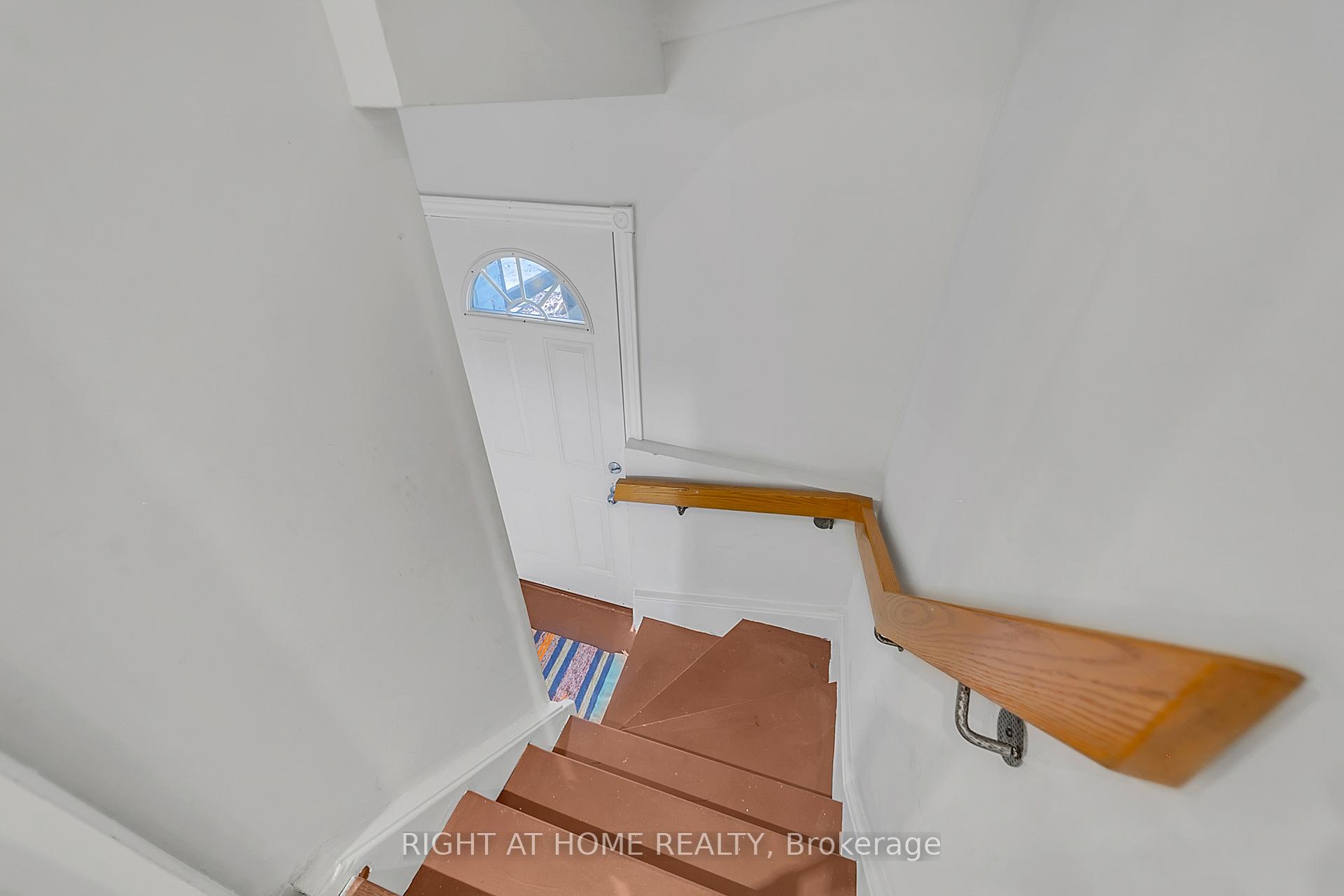 Photo 40 of 302 Mullen Drive, Vaughan, Brownridge — HOMEH