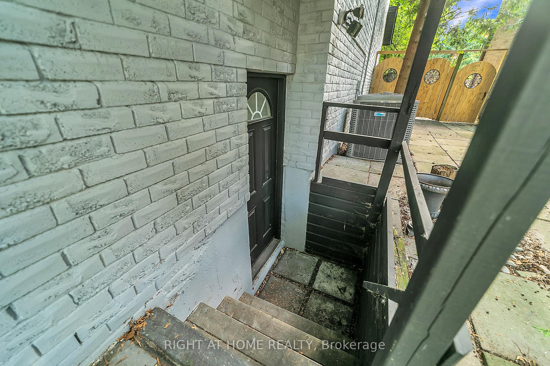 Photo 49 of 302 Mullen Drive, Vaughan, Brownridge — HOMEH