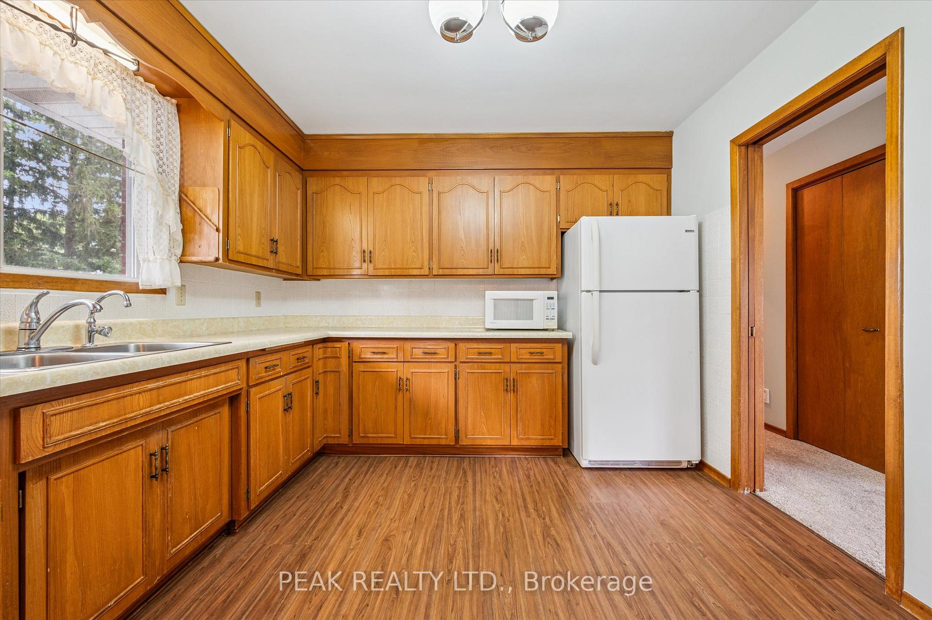 Photo 13 of 553 Glendene Crescent, Waterloo — HOMEH
