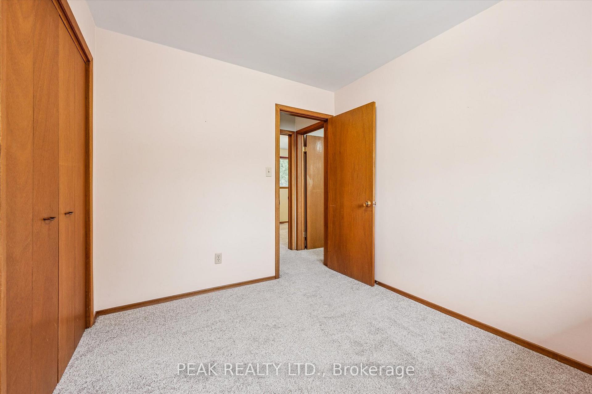 Photo 17 of 553 Glendene Crescent, Waterloo — HOMEH
