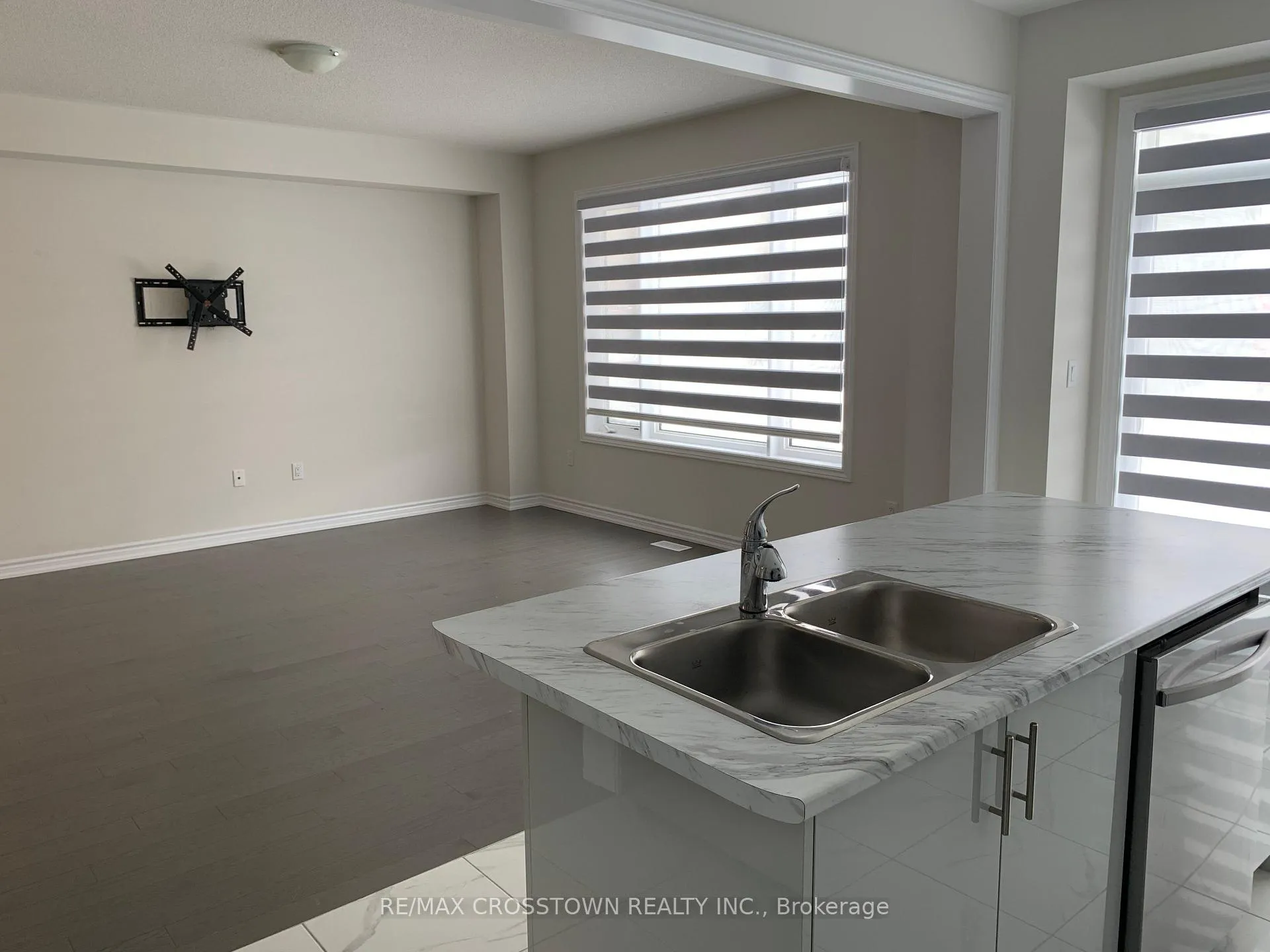 Photo 5 of 20 Rochester Drive, Barrie, Rural Barrie Southeast — HOMEH