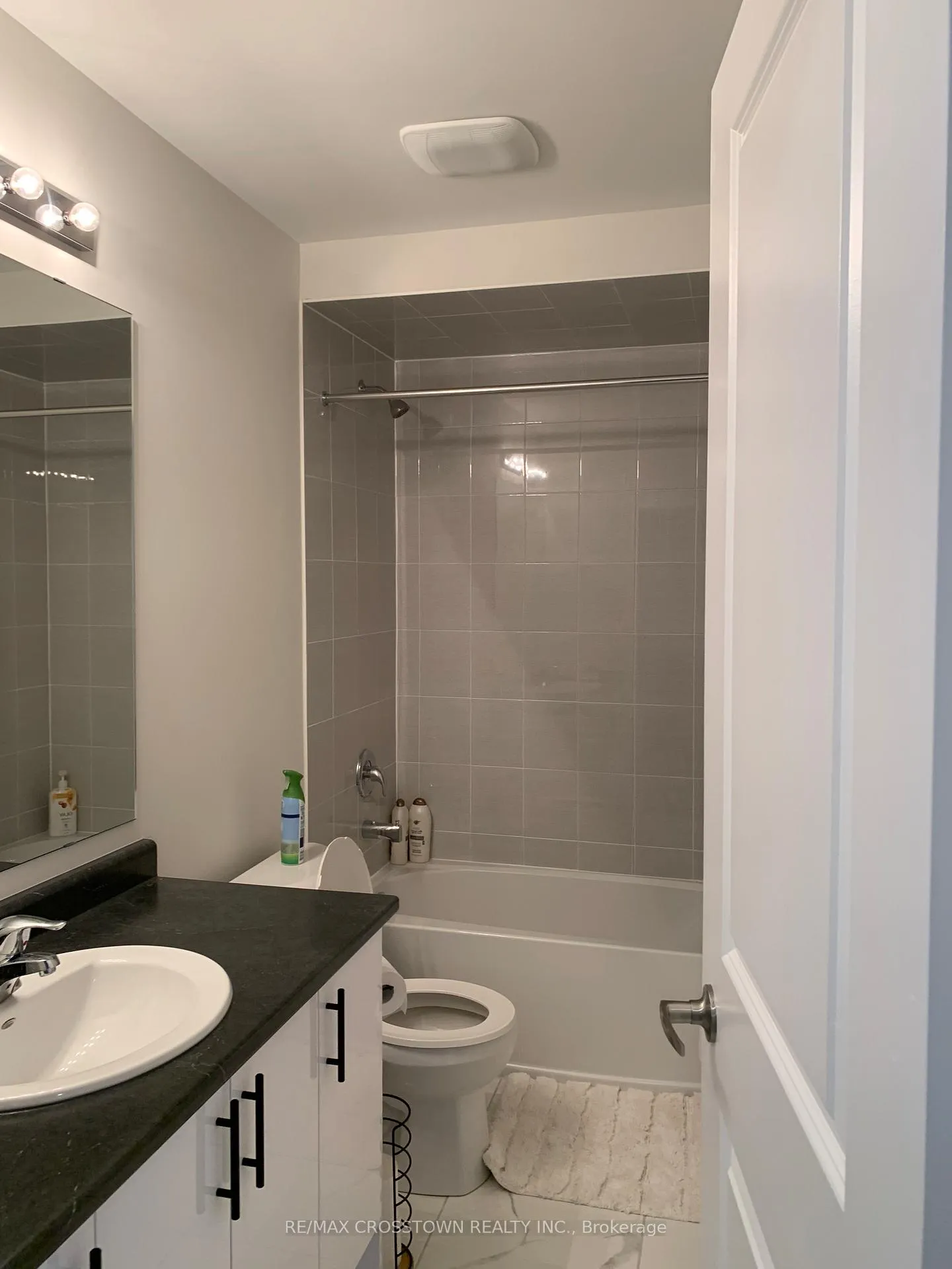 Photo 12 of 20 Rochester Drive, Barrie, Rural Barrie Southeast — HOMEH