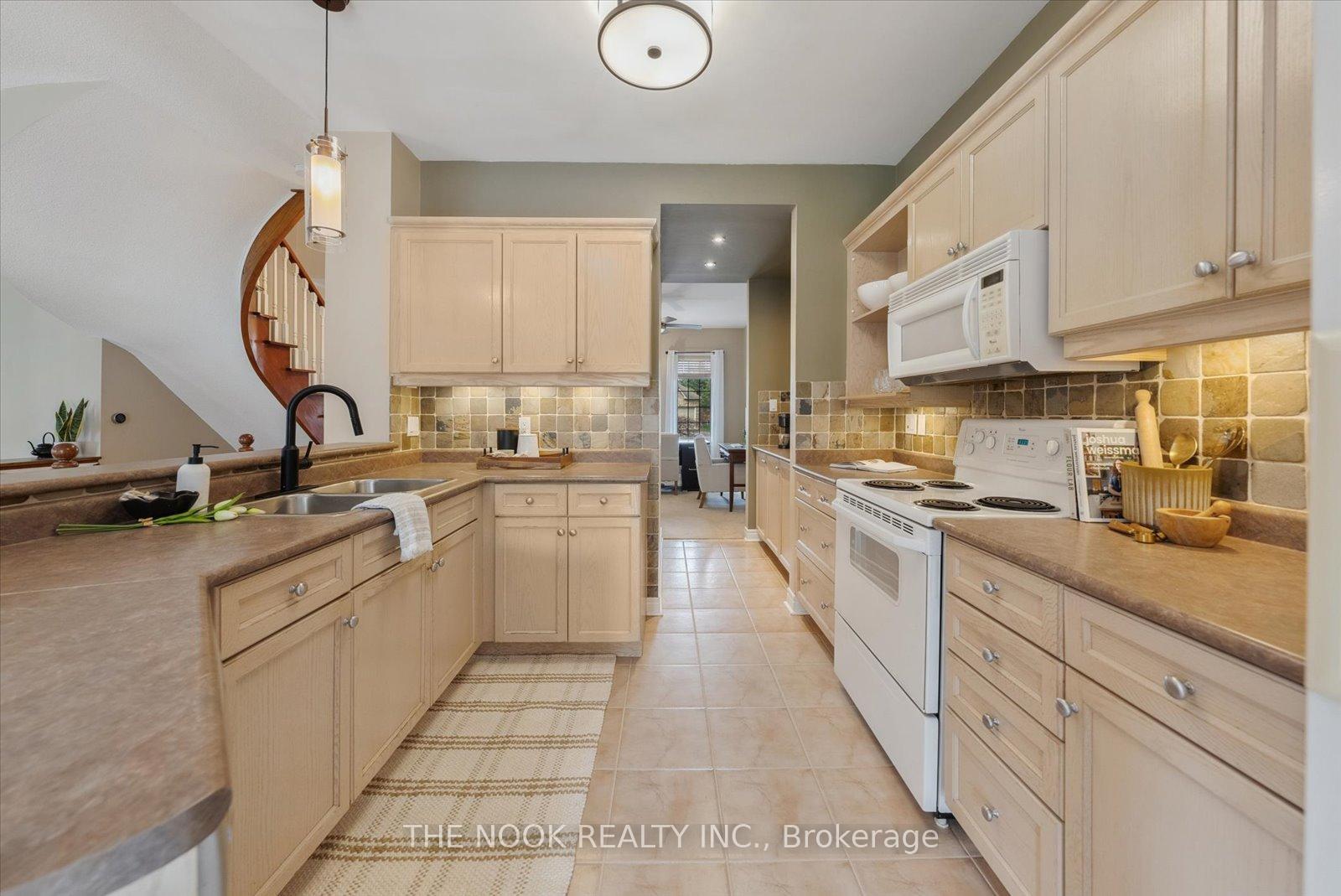 Photo 8 of 5 Isaac Court, Uxbridge — HOMEH