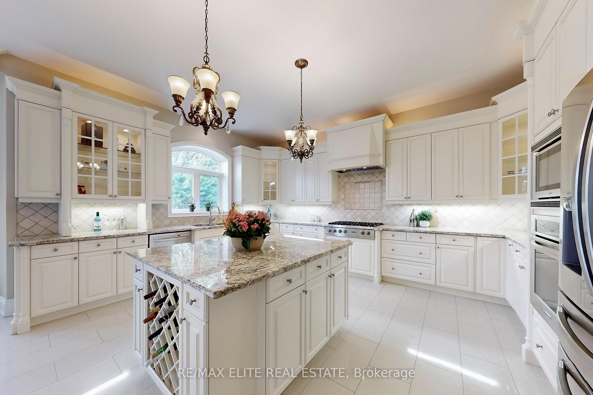 Photo 8 of 59 Carisbrooke Circle, Aurora, Bayview Southeast — HOMEH