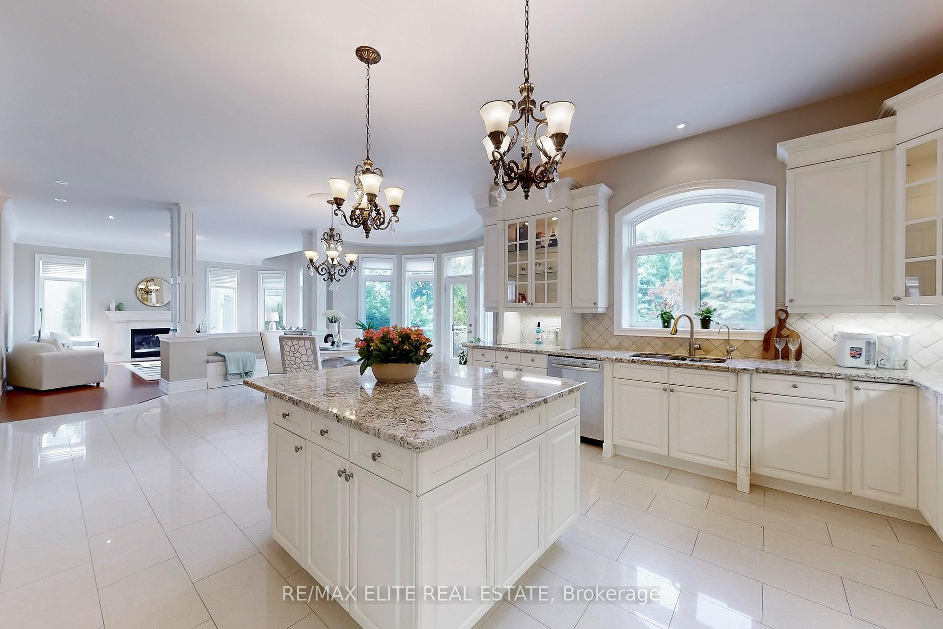 Photo 10 of 59 Carisbrooke Circle, Aurora, Bayview Southeast — HOMEH