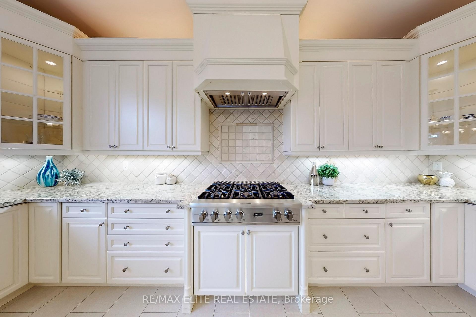 Photo 9 of 59 Carisbrooke Circle, Aurora, Bayview Southeast — HOMEH