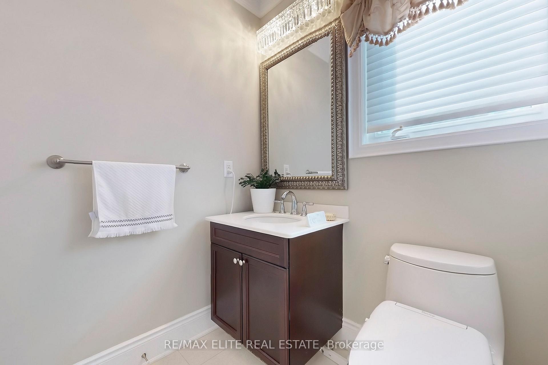 Photo 18 of 59 Carisbrooke Circle, Aurora, Bayview Southeast — HOMEH