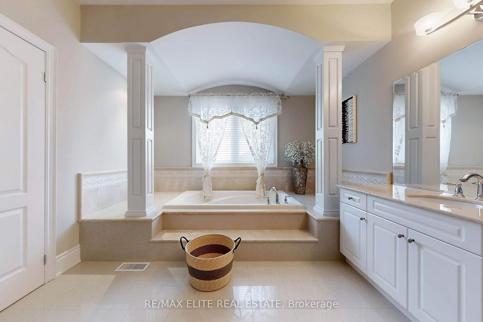 Photo 26 of 59 Carisbrooke Circle, Aurora, Bayview Southeast — HOMEH