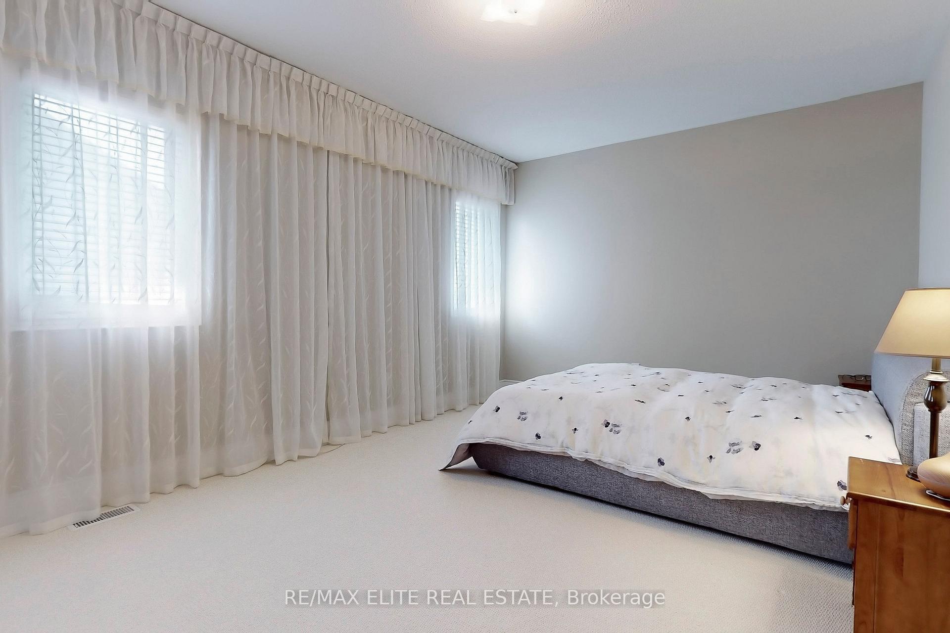 Photo 33 of 59 Carisbrooke Circle, Aurora, Bayview Southeast — HOMEH