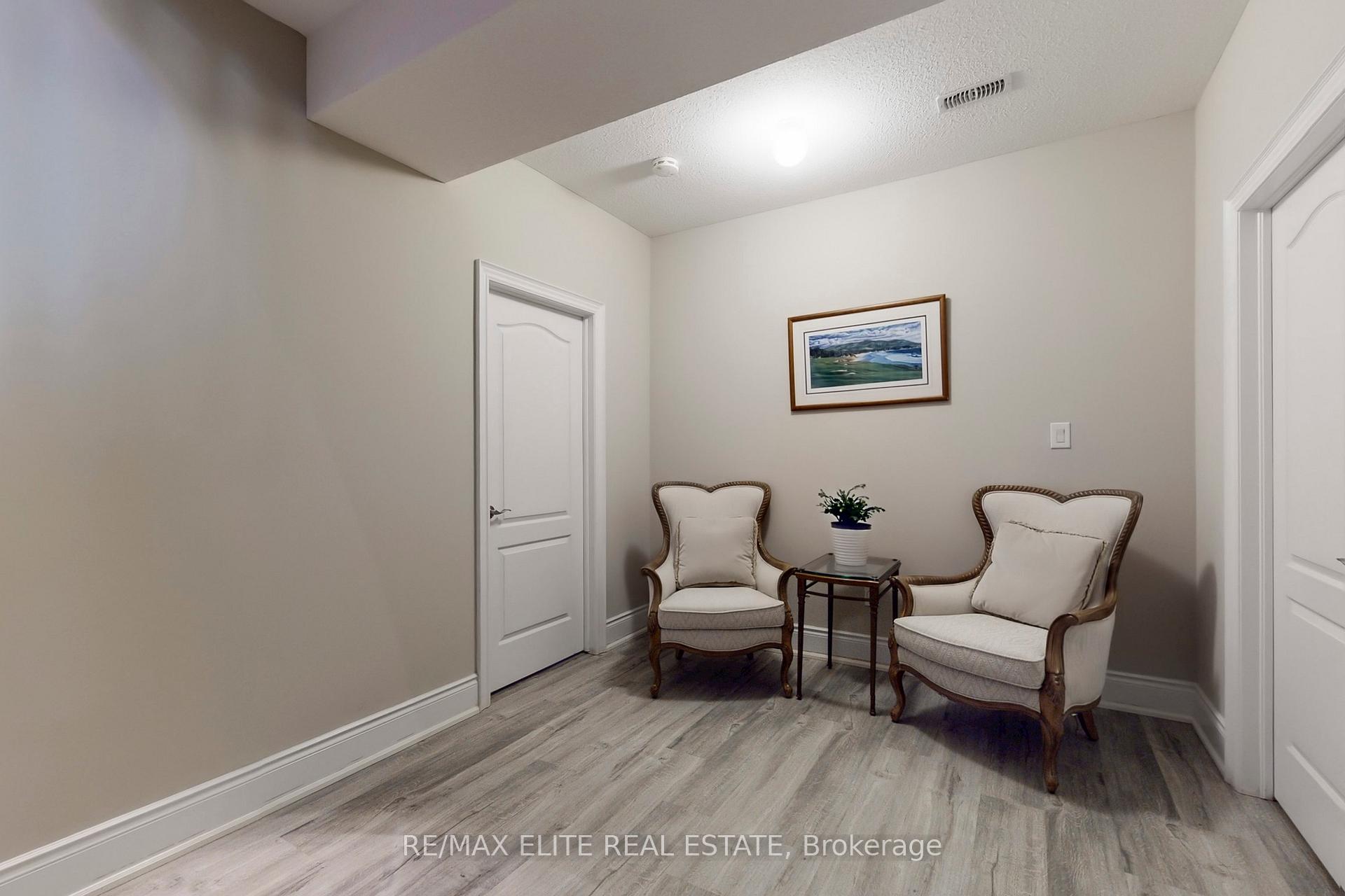 Photo 38 of 59 Carisbrooke Circle, Aurora, Bayview Southeast — HOMEH