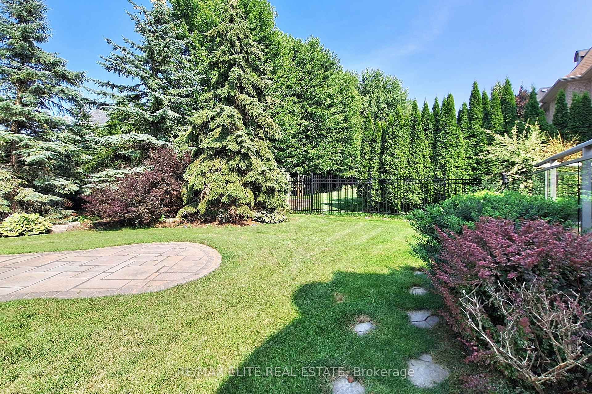 Photo 41 of 59 Carisbrooke Circle, Aurora, Bayview Southeast — HOMEH