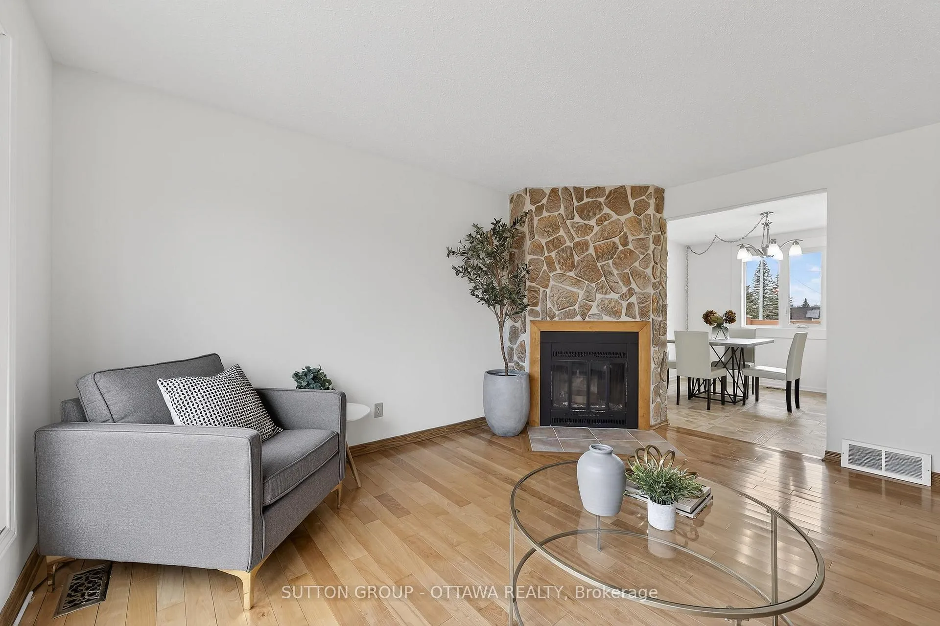Photo 10 of 1595 Schouten Drive, Ottawa, Bilberry Creek/Queenswood Heights — HOMEH