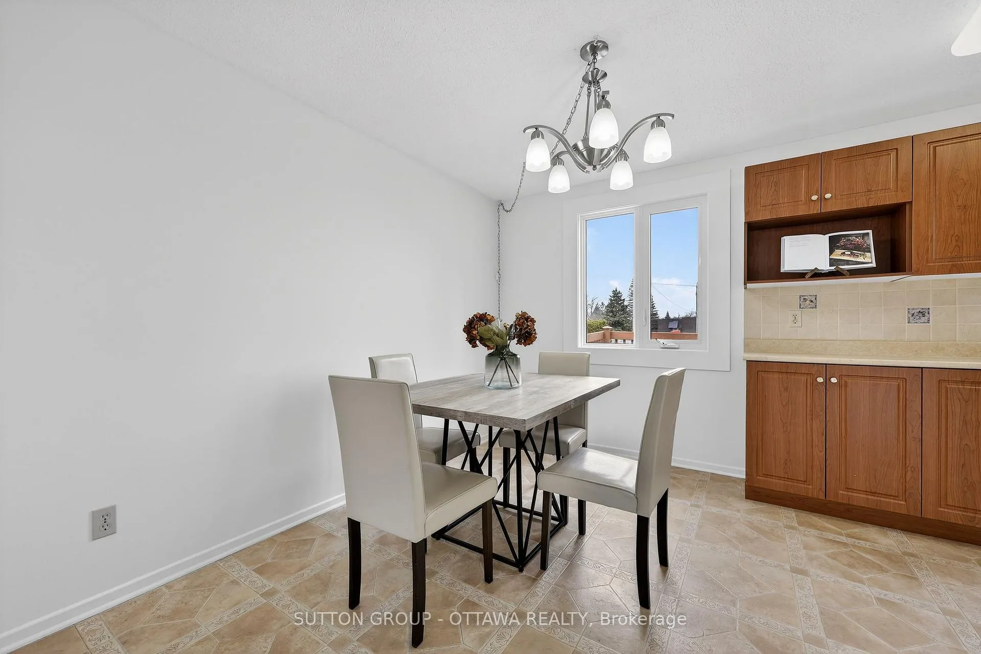 Photo 11 of 1595 Schouten Drive, Ottawa, Bilberry Creek/Queenswood Heights — HOMEH