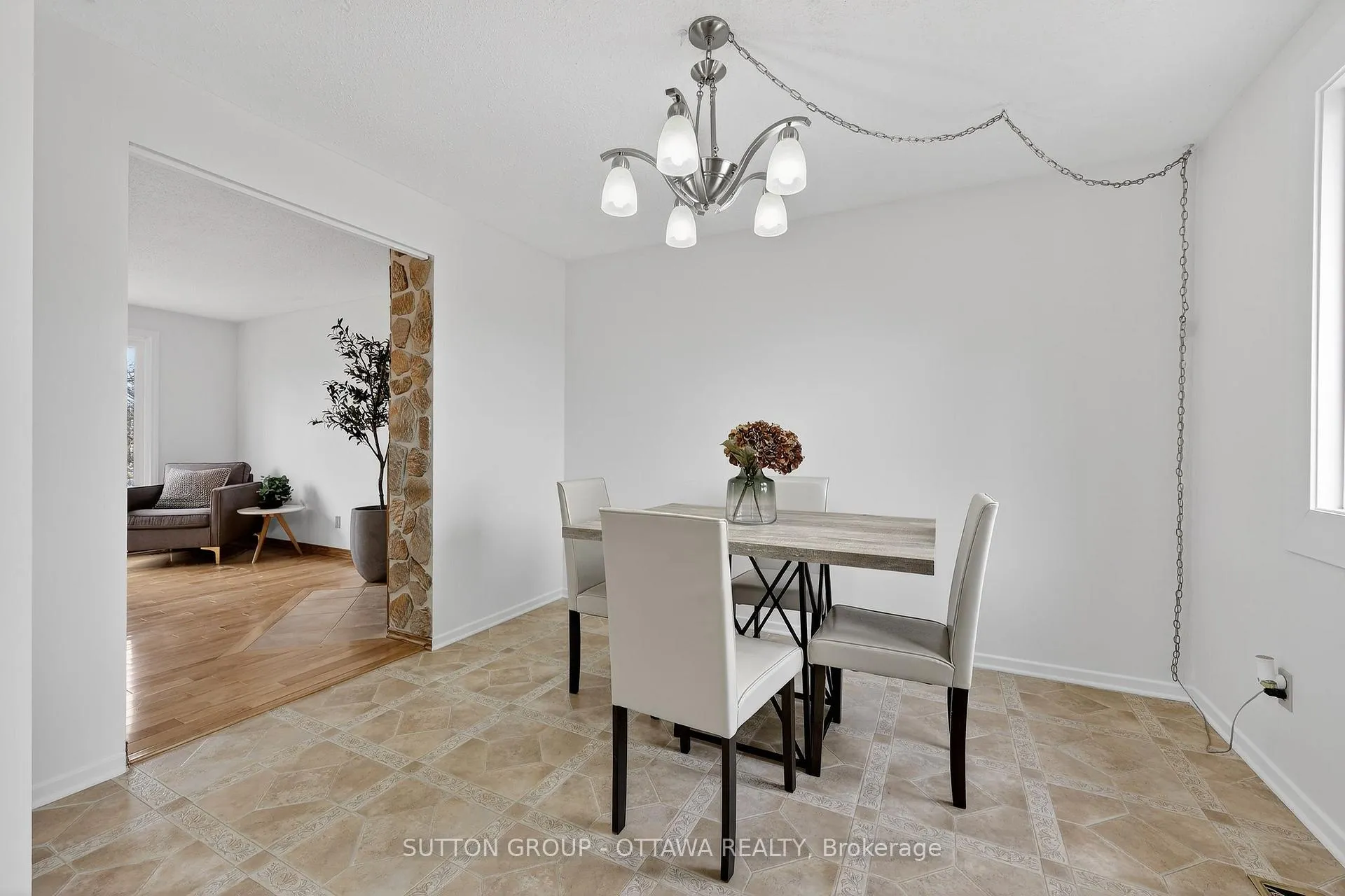 Photo 12 of 1595 Schouten Drive, Ottawa, Bilberry Creek/Queenswood Heights — HOMEH