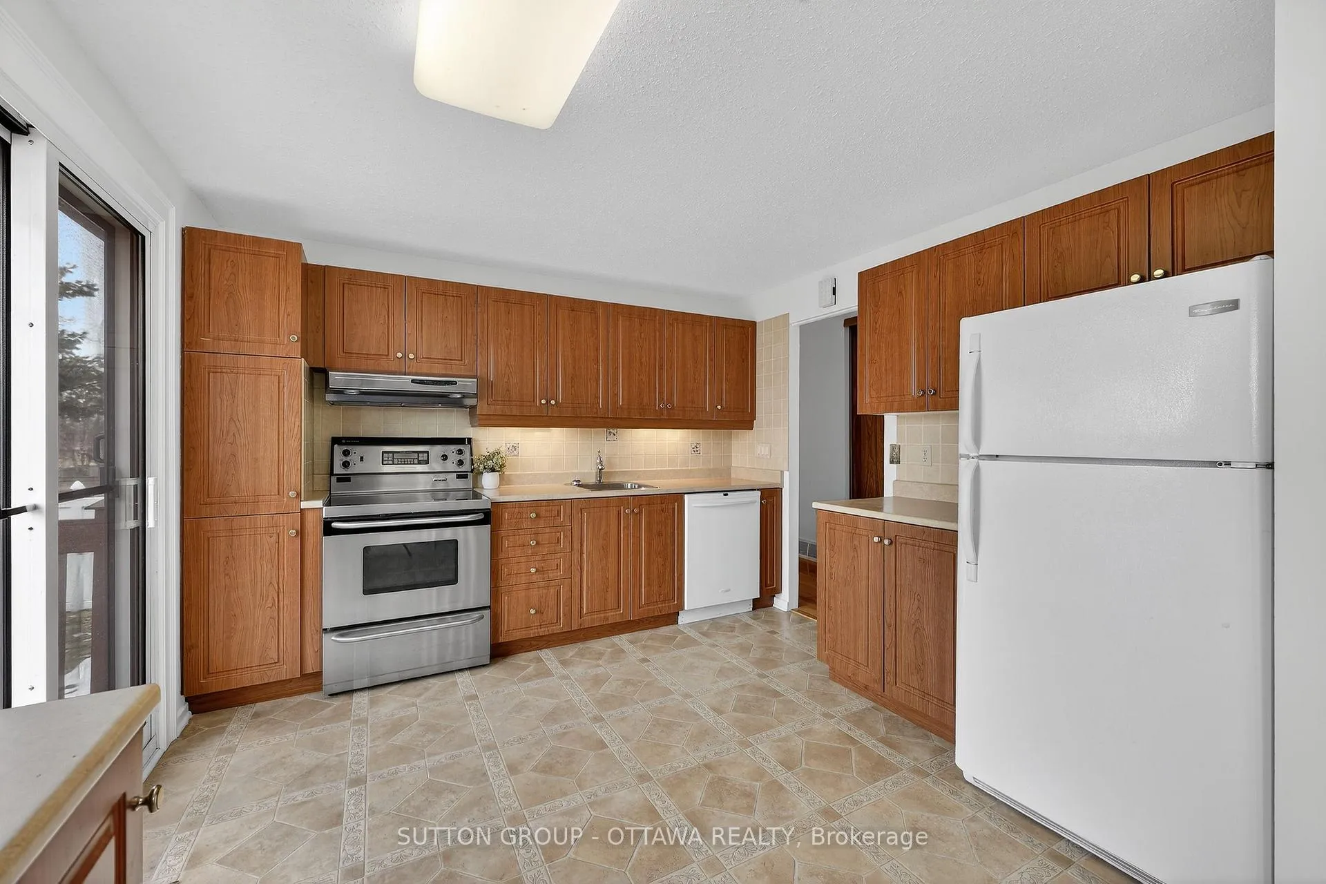 Photo 13 of 1595 Schouten Drive, Ottawa, Bilberry Creek/Queenswood Heights — HOMEH