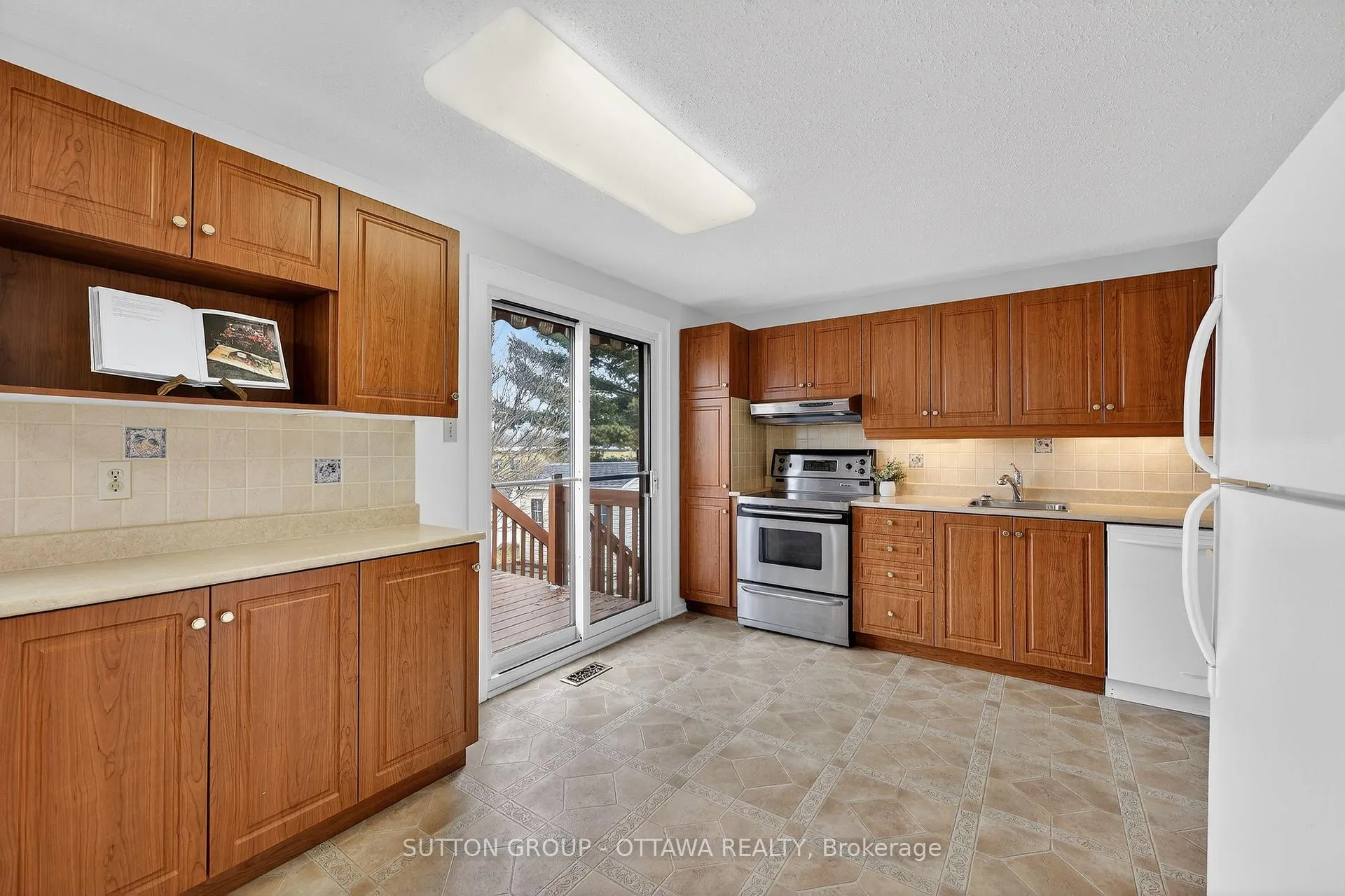 Photo 14 of 1595 Schouten Drive, Ottawa, Bilberry Creek/Queenswood Heights — HOMEH