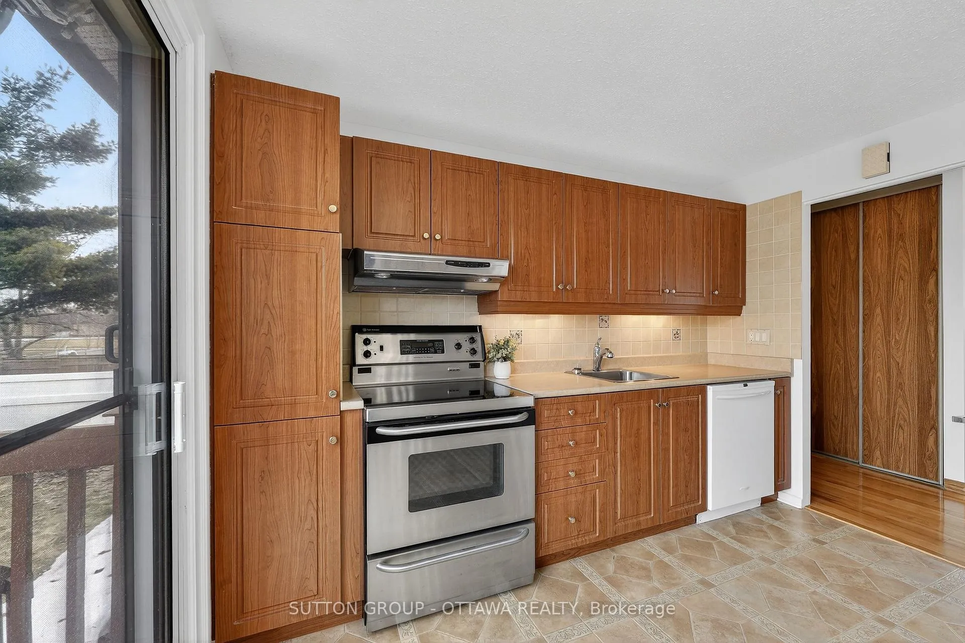Photo 15 of 1595 Schouten Drive, Ottawa, Bilberry Creek/Queenswood Heights — HOMEH