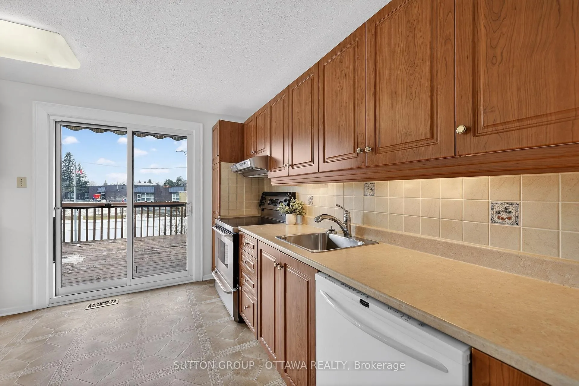 Photo 16 of 1595 Schouten Drive, Ottawa, Bilberry Creek/Queenswood Heights — HOMEH