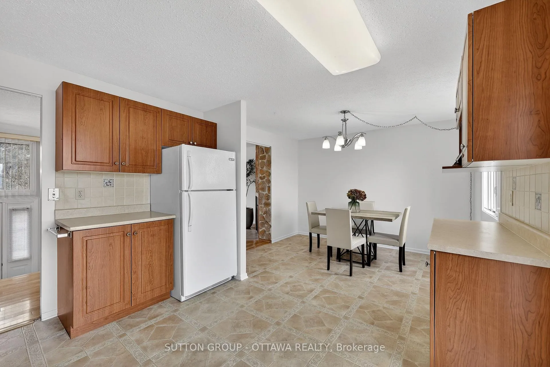 Photo 17 of 1595 Schouten Drive, Ottawa, Bilberry Creek/Queenswood Heights — HOMEH