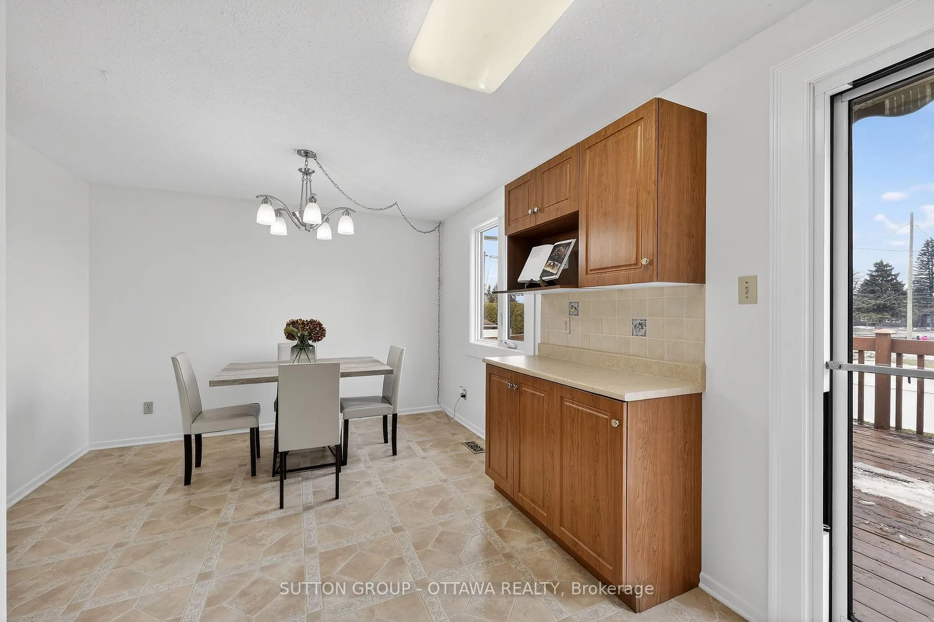 Photo 18 of 1595 Schouten Drive, Ottawa, Bilberry Creek/Queenswood Heights — HOMEH