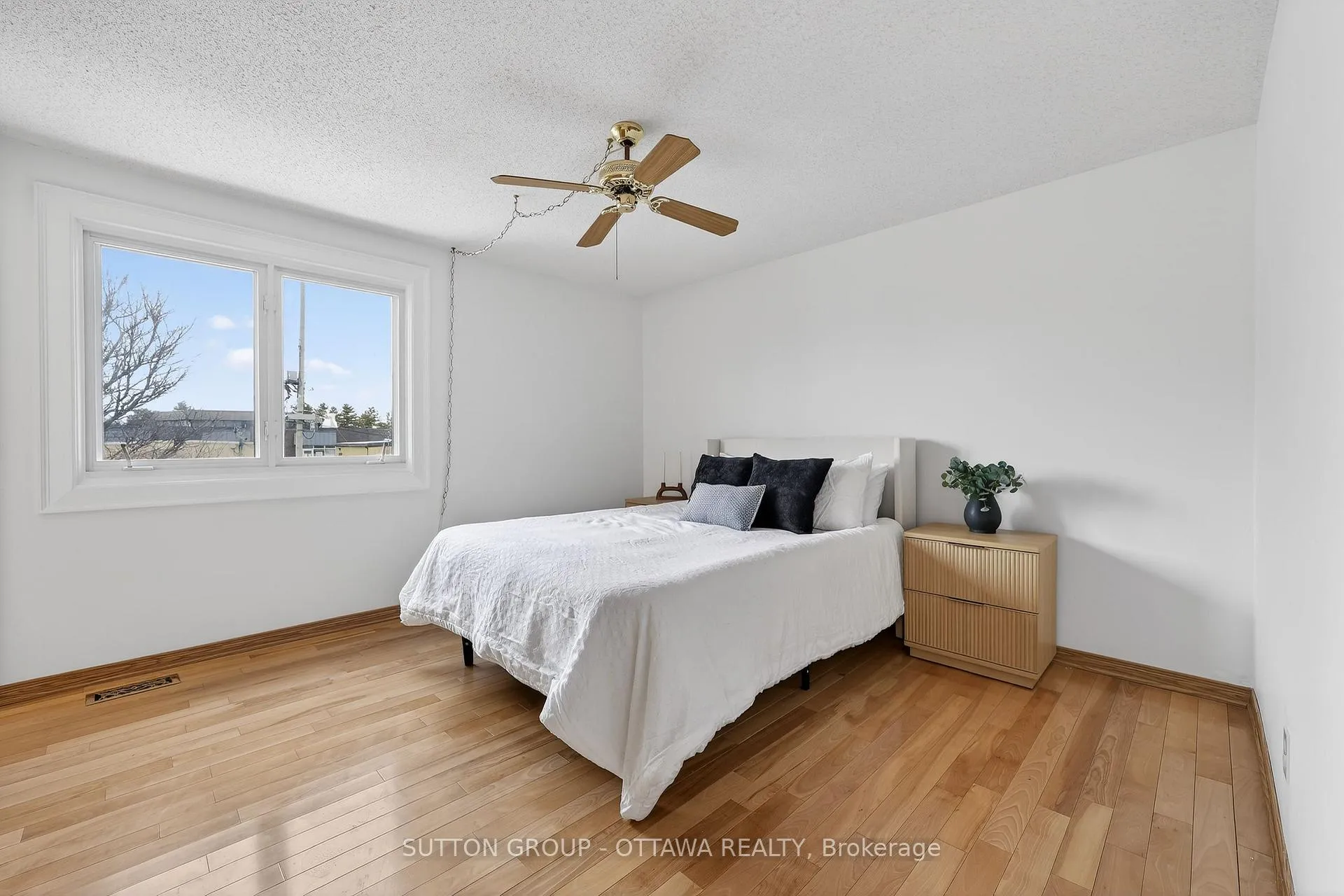 Photo 27 of 1595 Schouten Drive, Ottawa, Bilberry Creek/Queenswood Heights — HOMEH