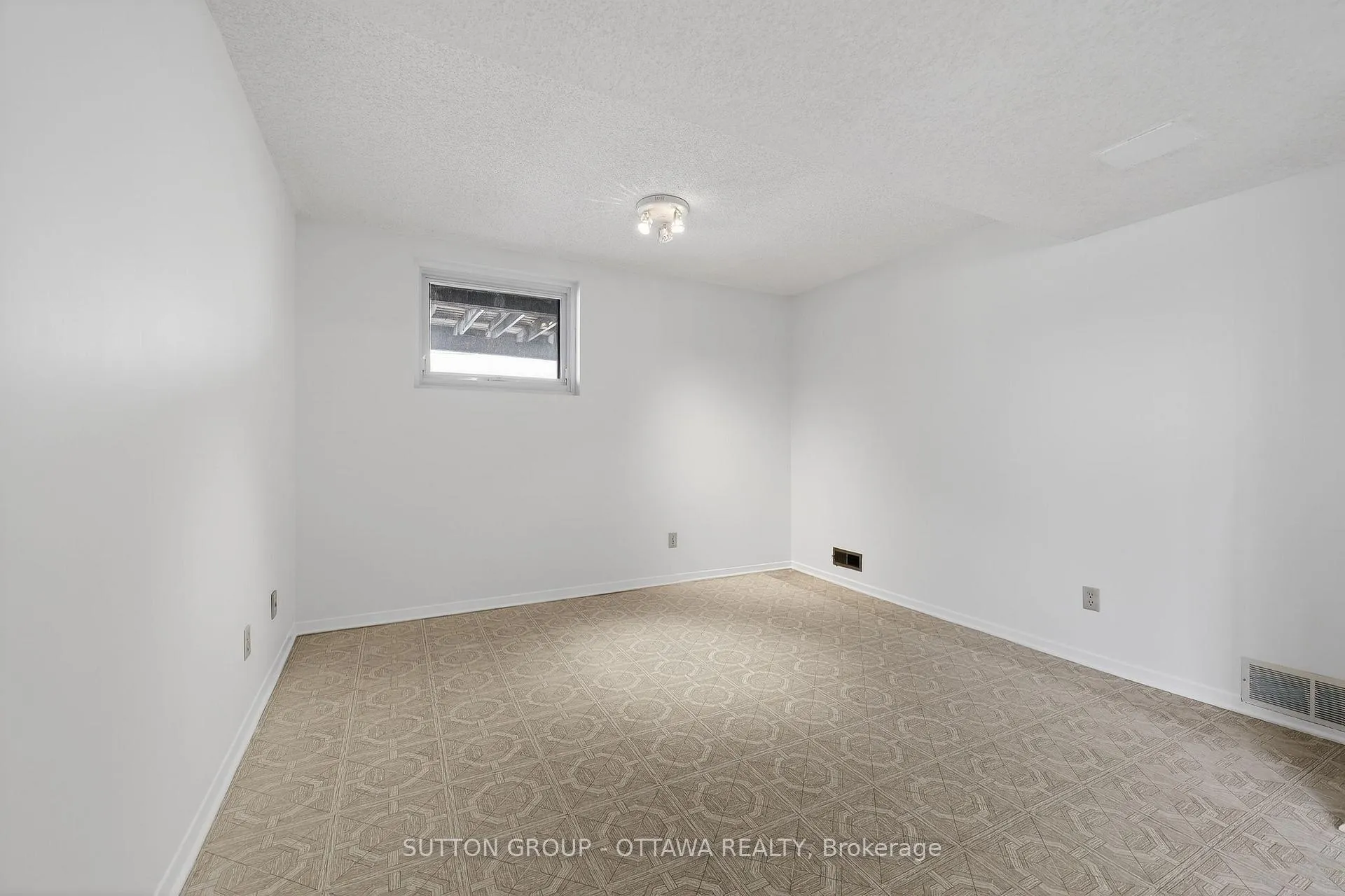 Photo 35 of 1595 Schouten Drive, Ottawa, Bilberry Creek/Queenswood Heights — HOMEH