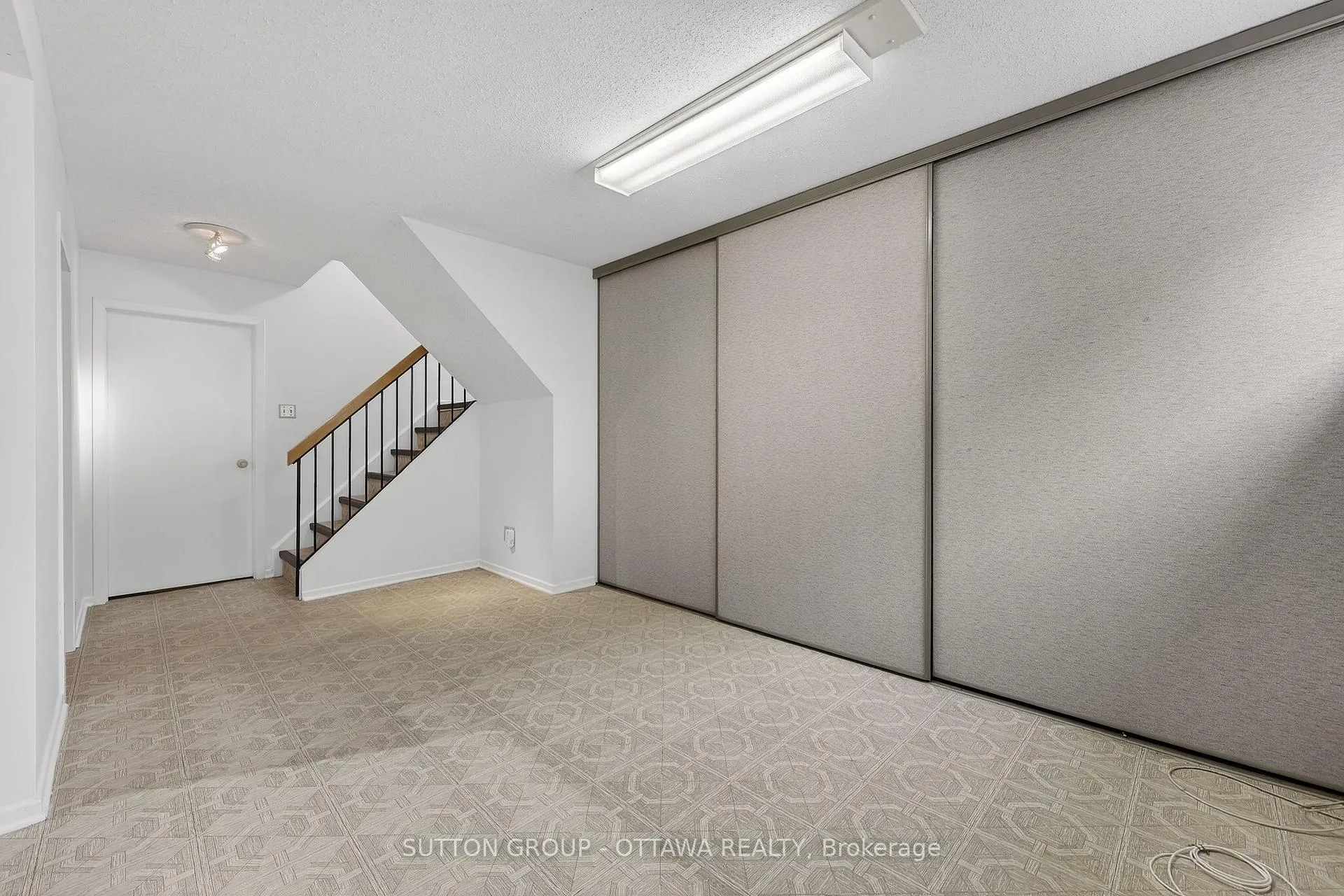 Photo 36 of 1595 Schouten Drive, Ottawa, Bilberry Creek/Queenswood Heights — HOMEH